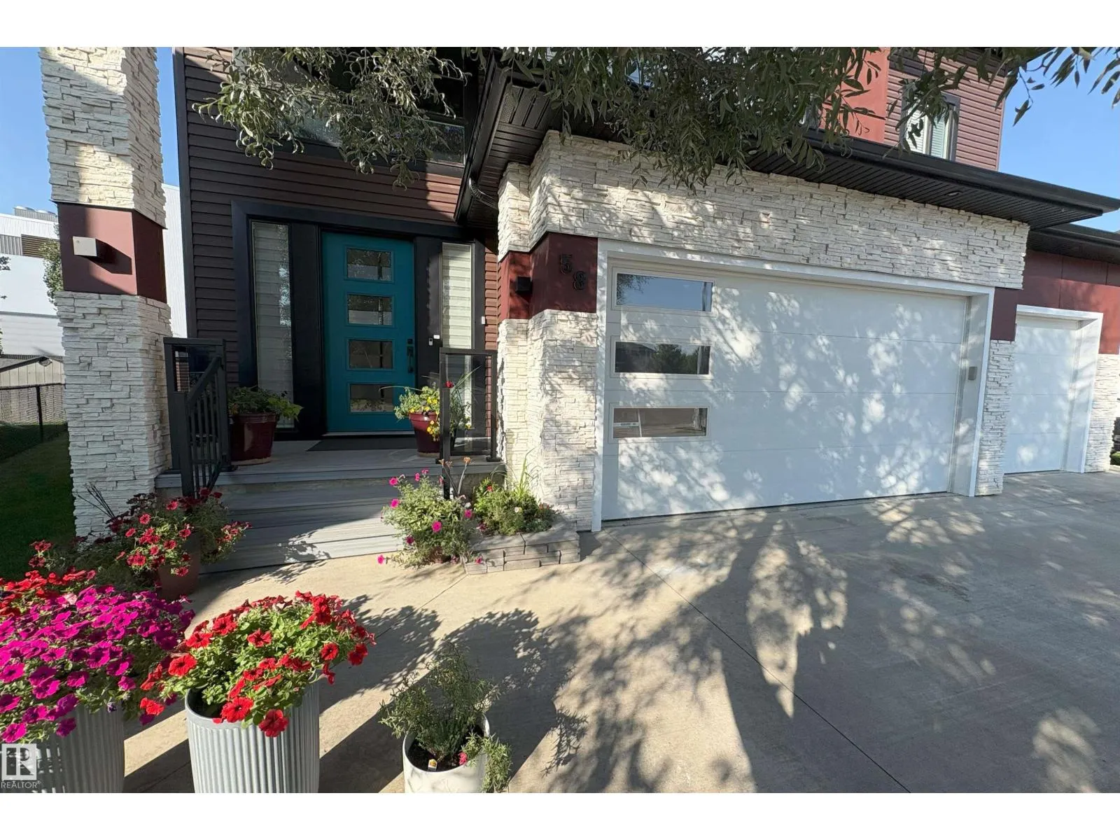 58 LAMPLIGHT DR