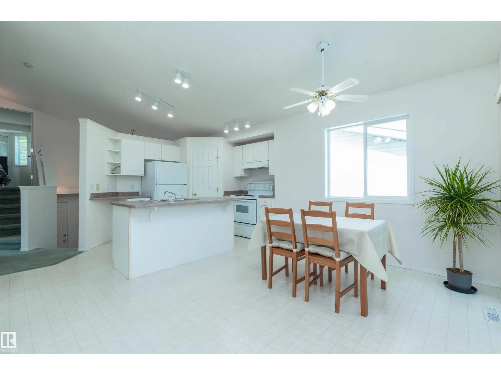 216 RAINBOW CR