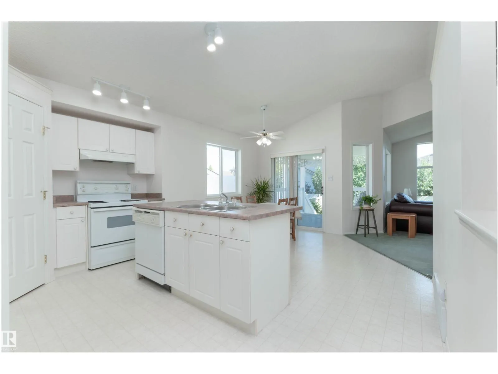 216 RAINBOW CR