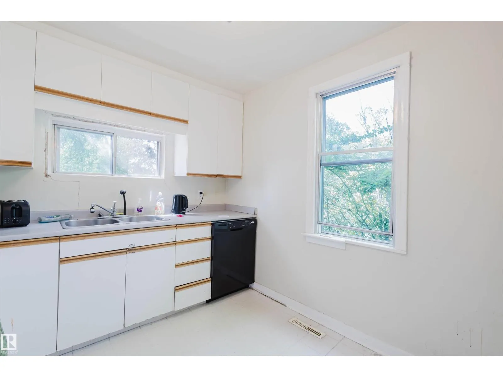 7230 112 ST NW