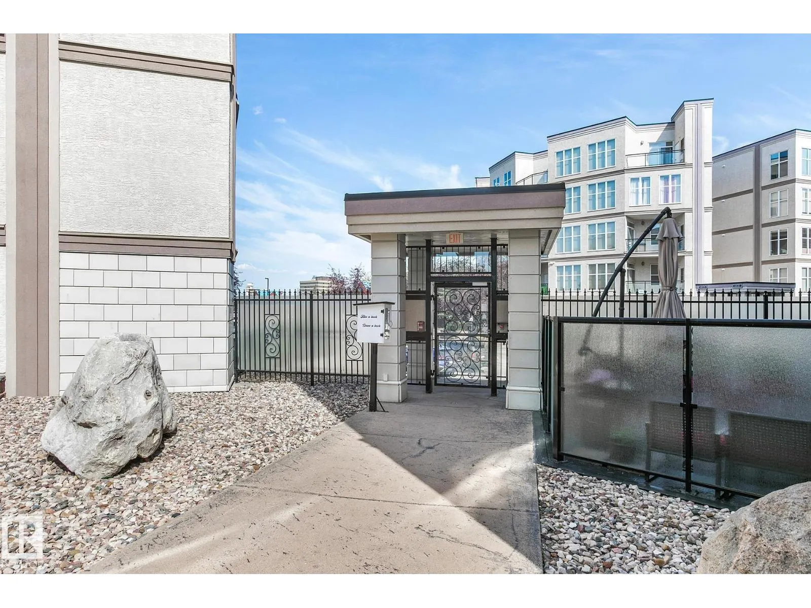 #352 4827 104A ST NW