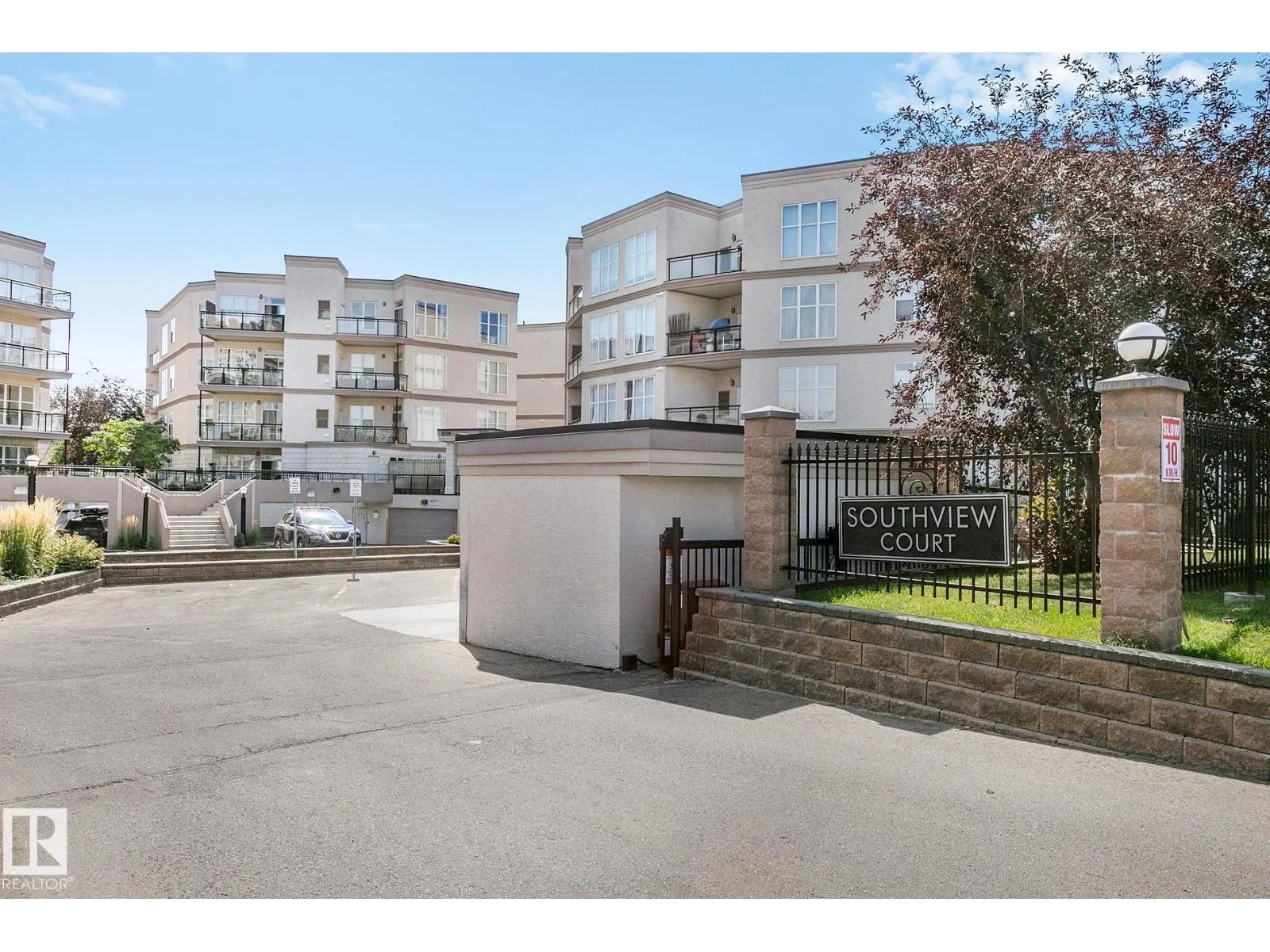 #352 4827 104A ST NW