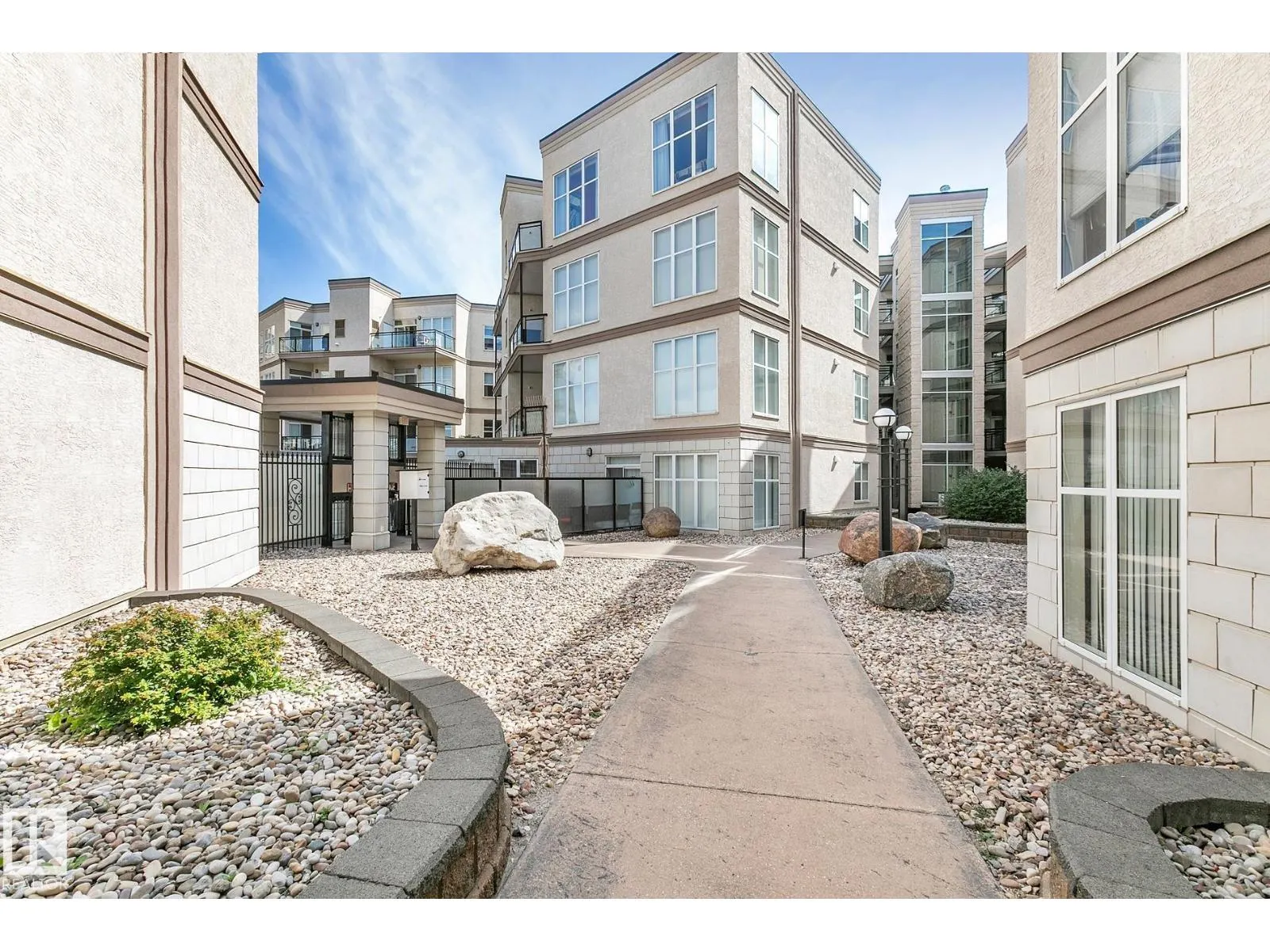 #352 4827 104A ST NW