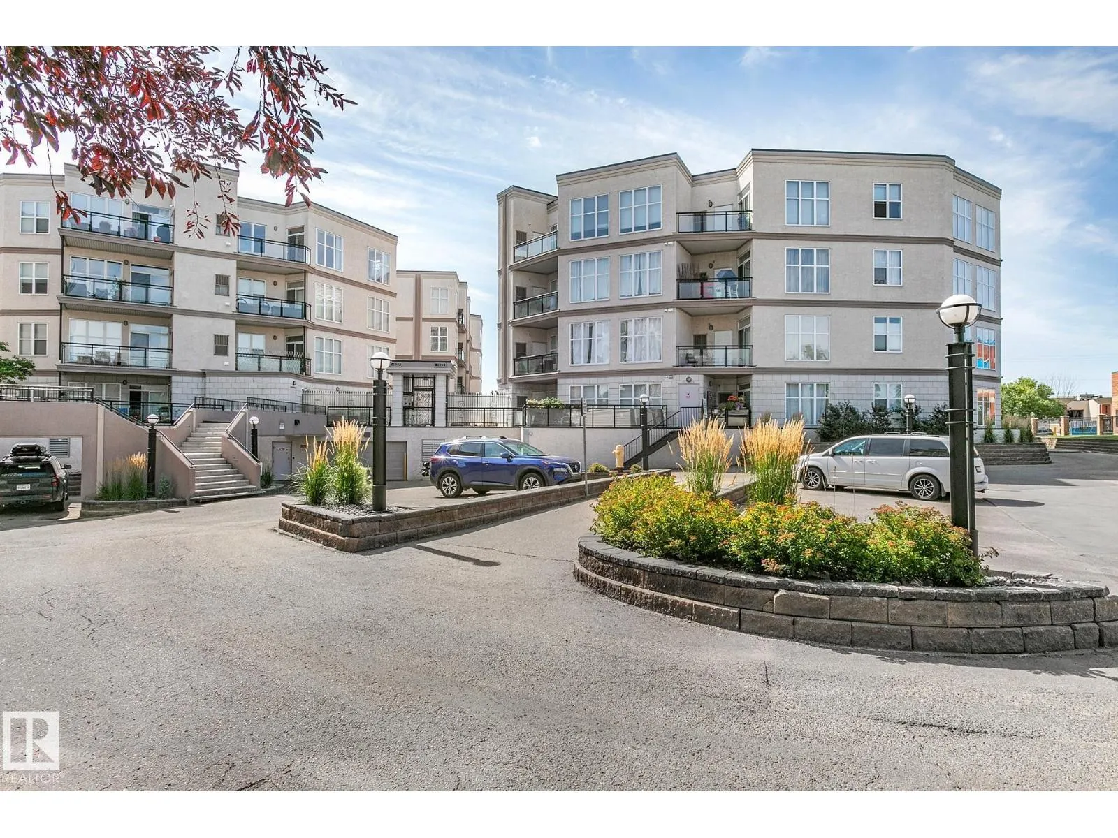 #352 4827 104A ST NW