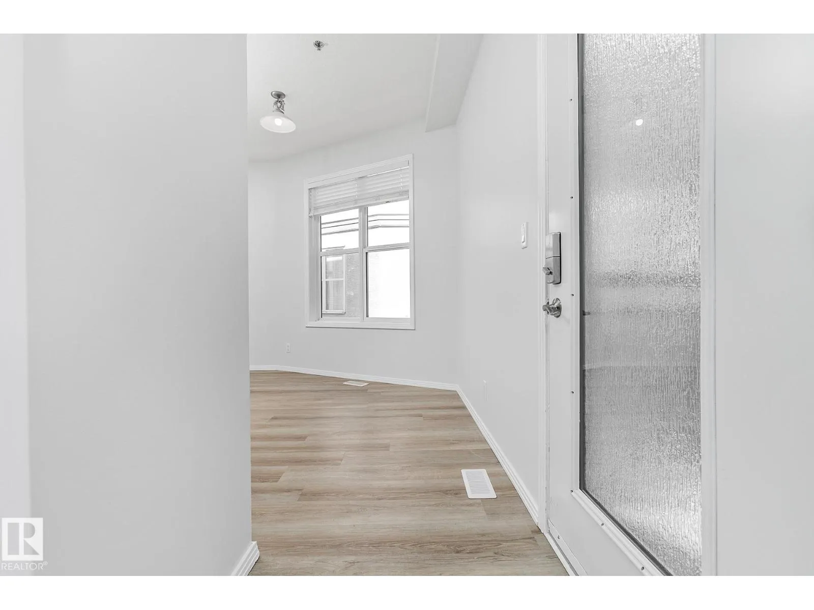 #352 4827 104A ST NW