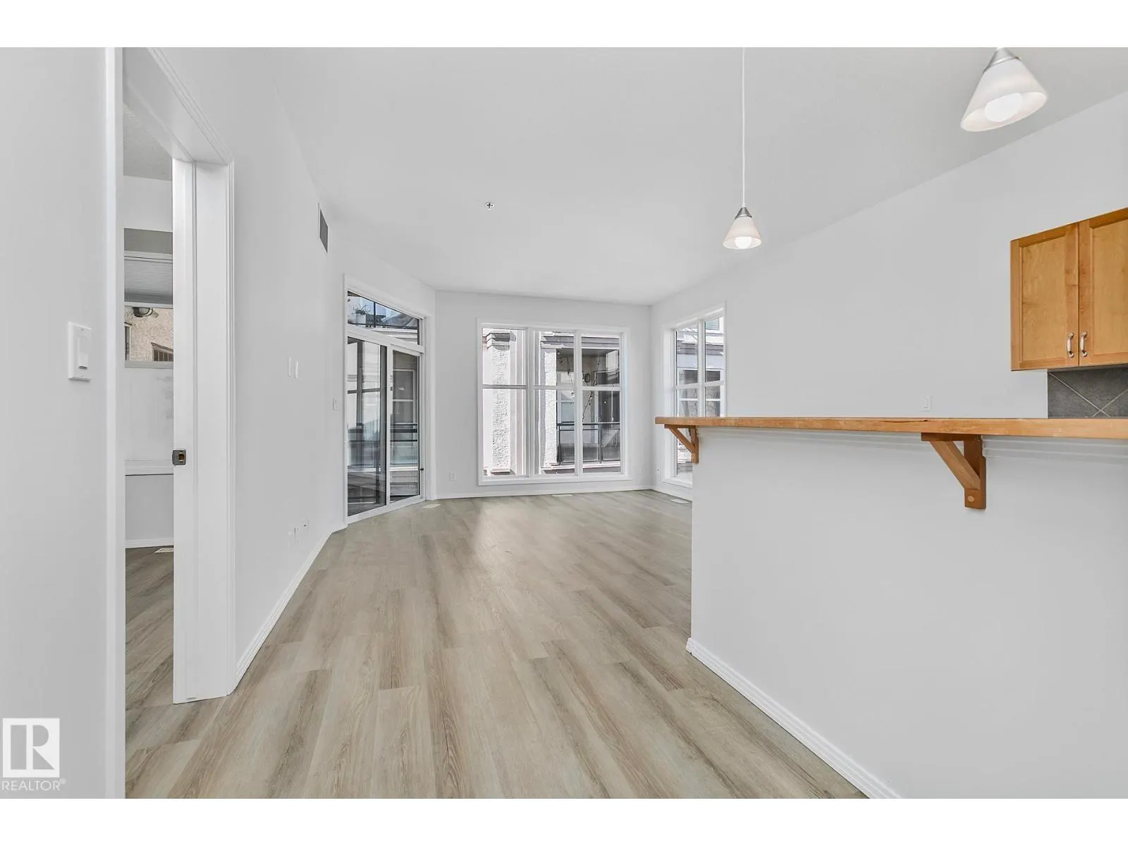 #352 4827 104A ST NW