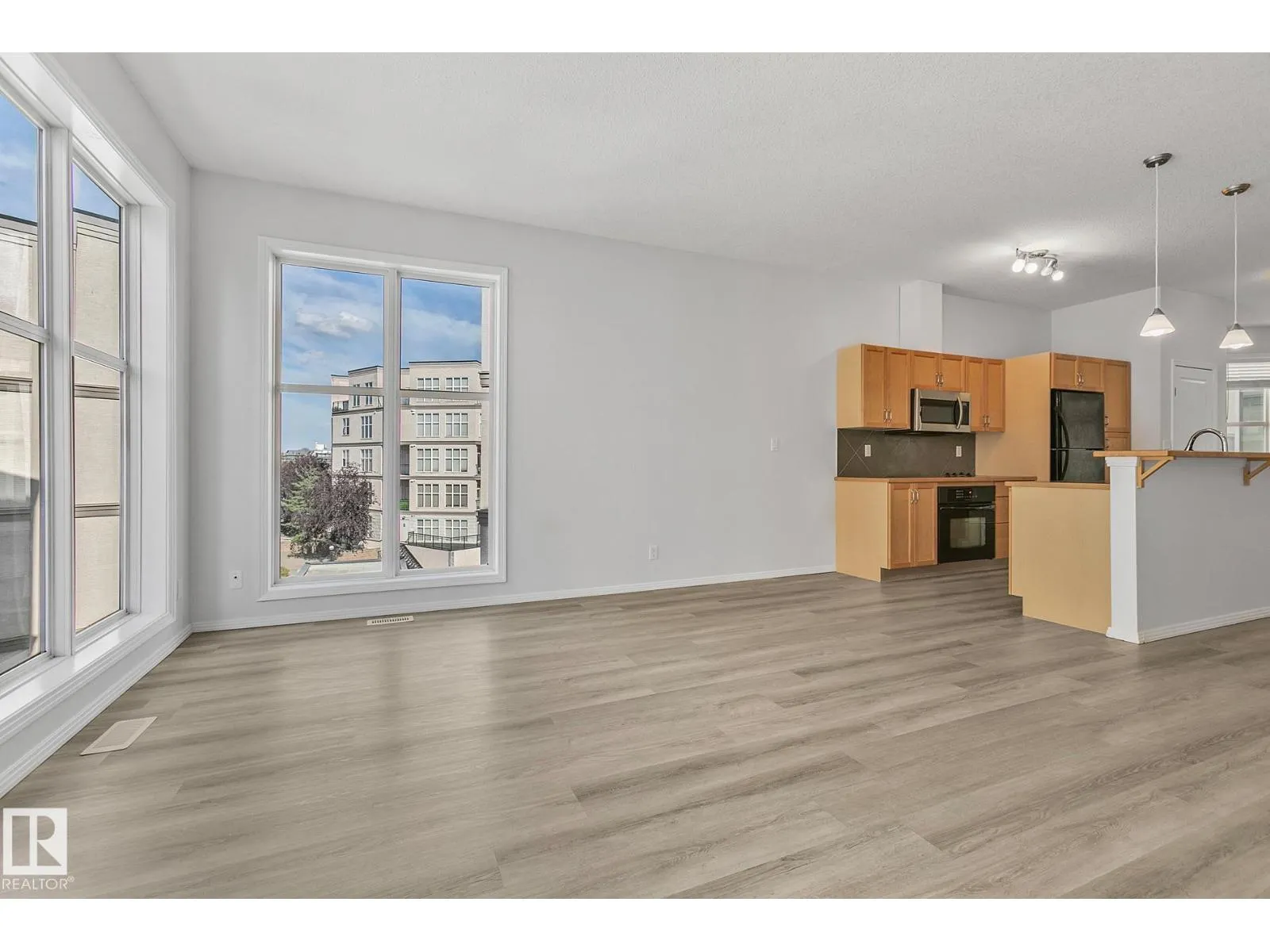 #352 4827 104A ST NW