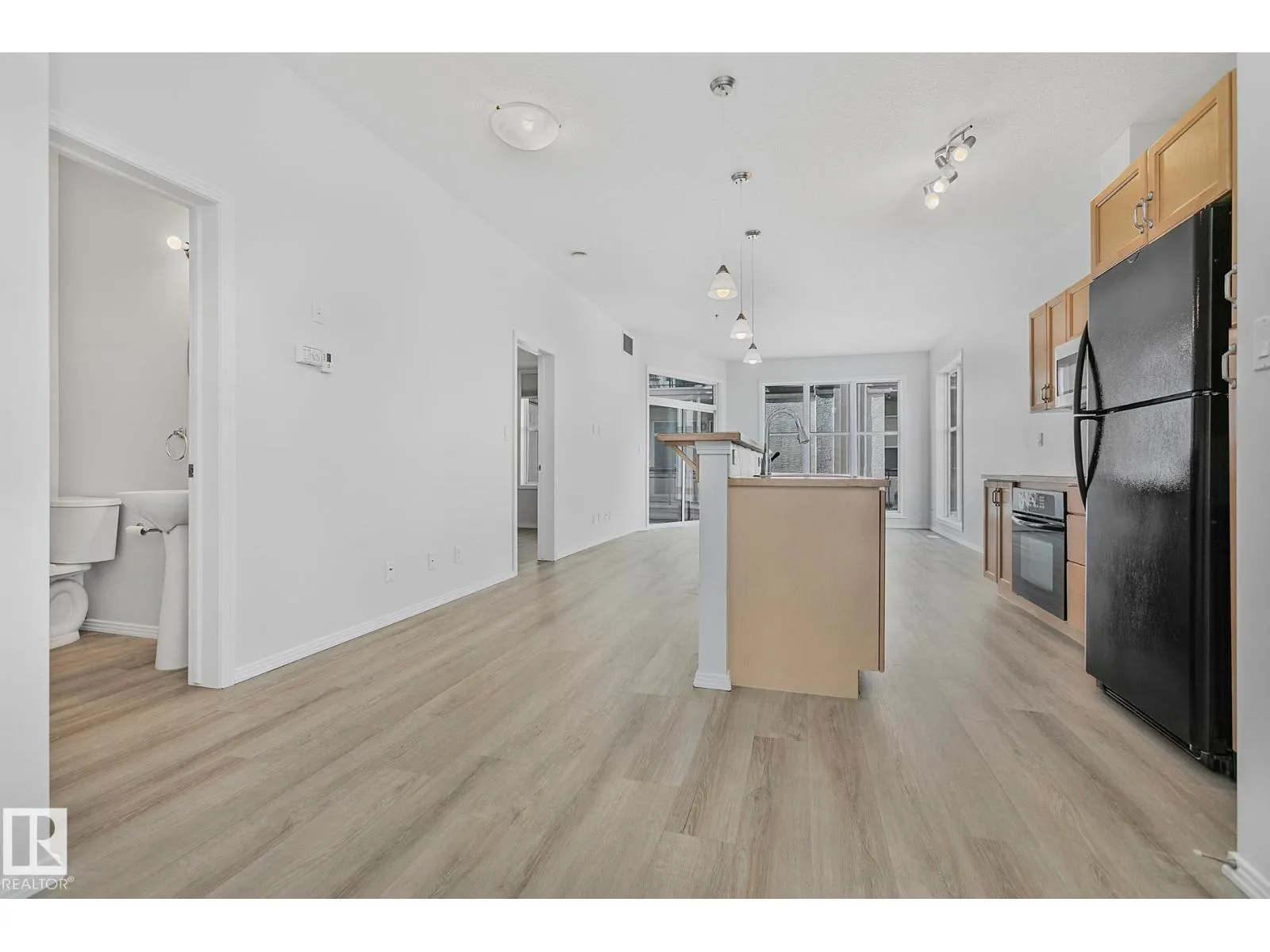 #352 4827 104A ST NW