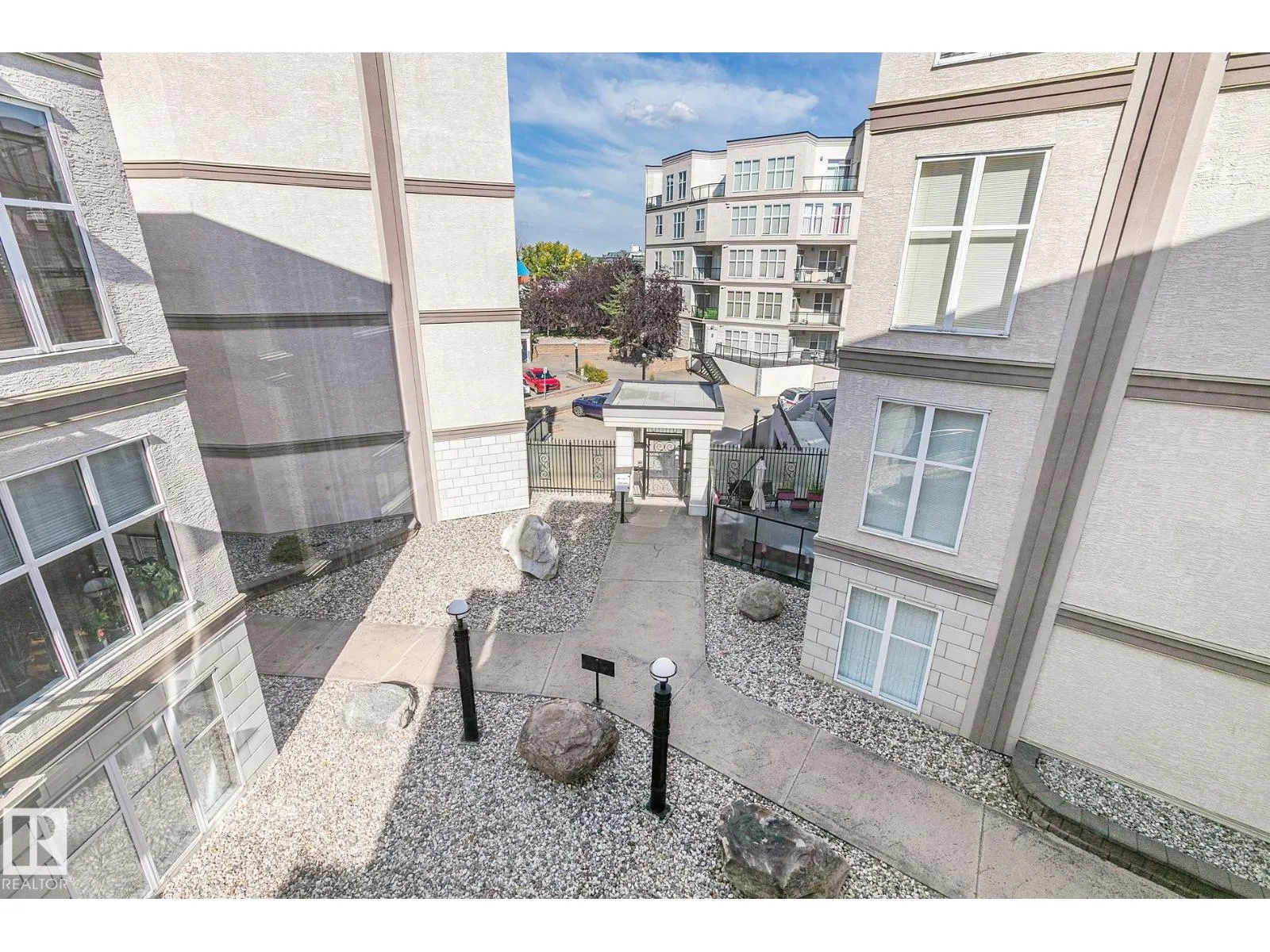 #352 4827 104A ST NW