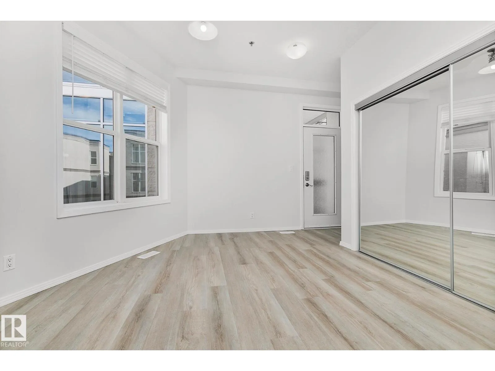 #352 4827 104A ST NW