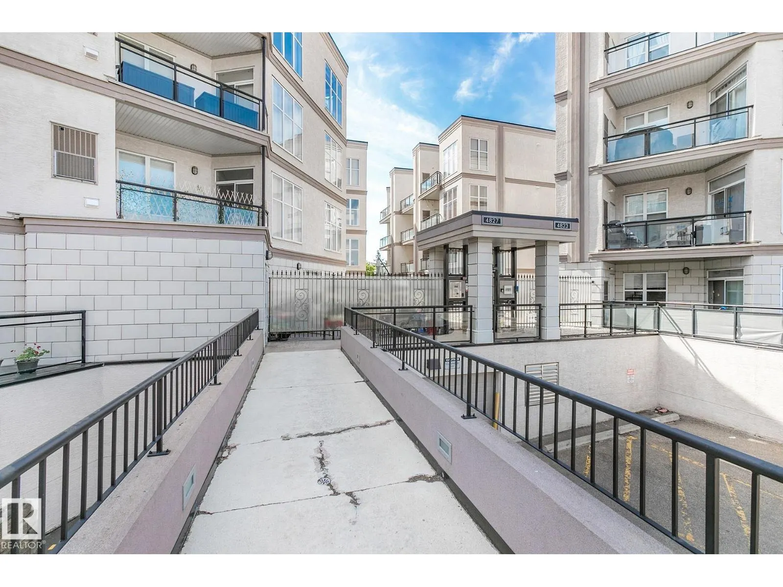 #352 4827 104A ST NW