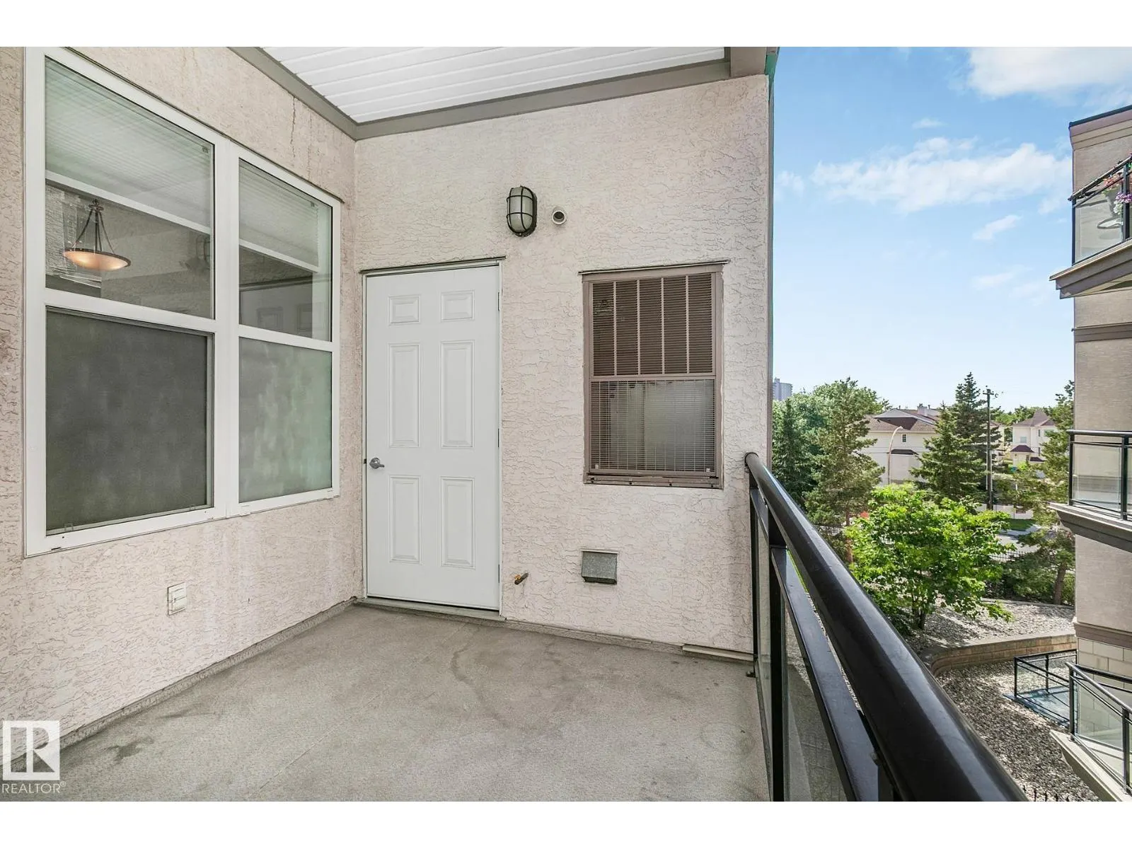 #352 4827 104A ST NW