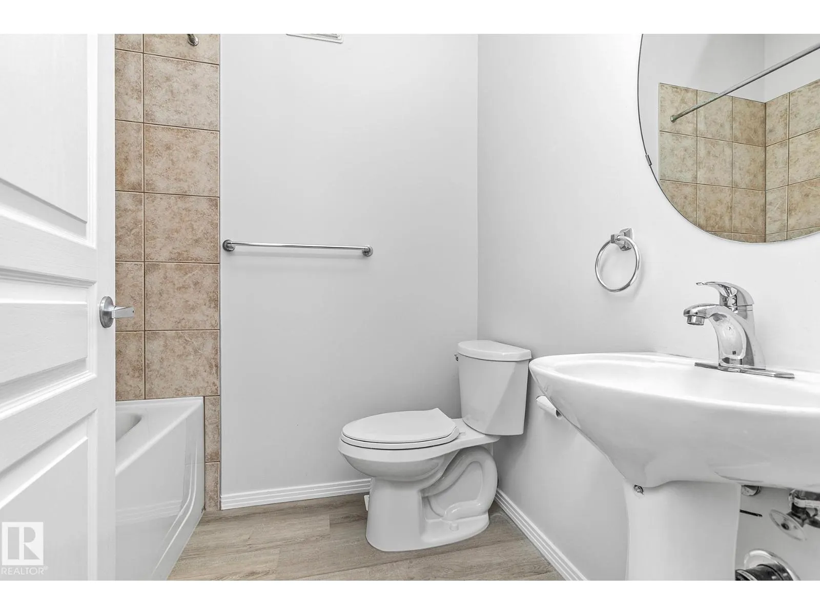 #352 4827 104A ST NW