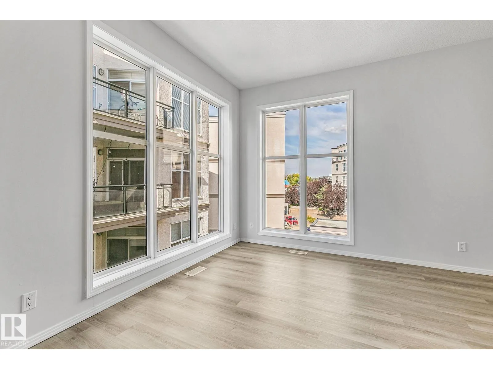 #352 4827 104A ST NW