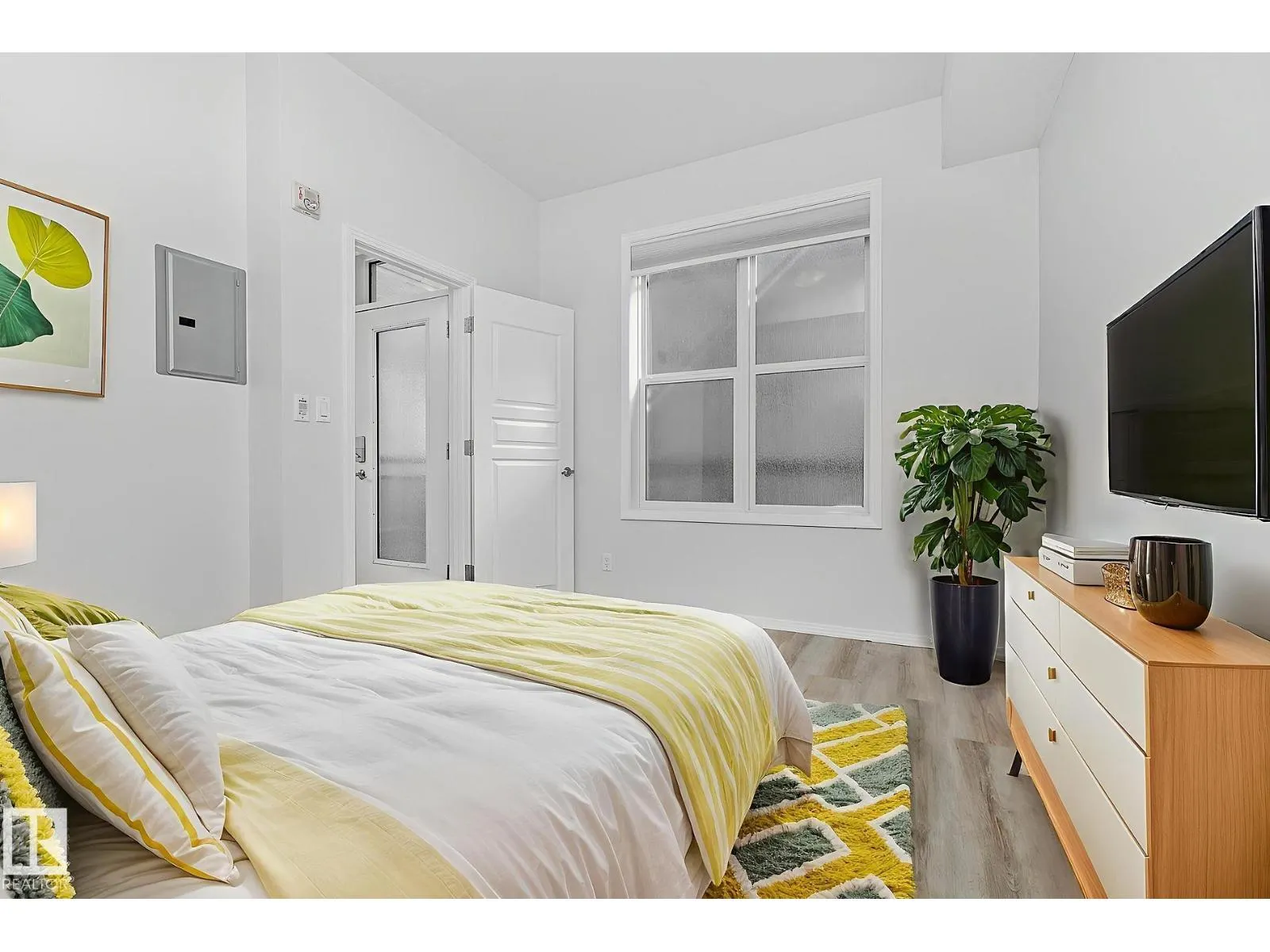 #352 4827 104A ST NW