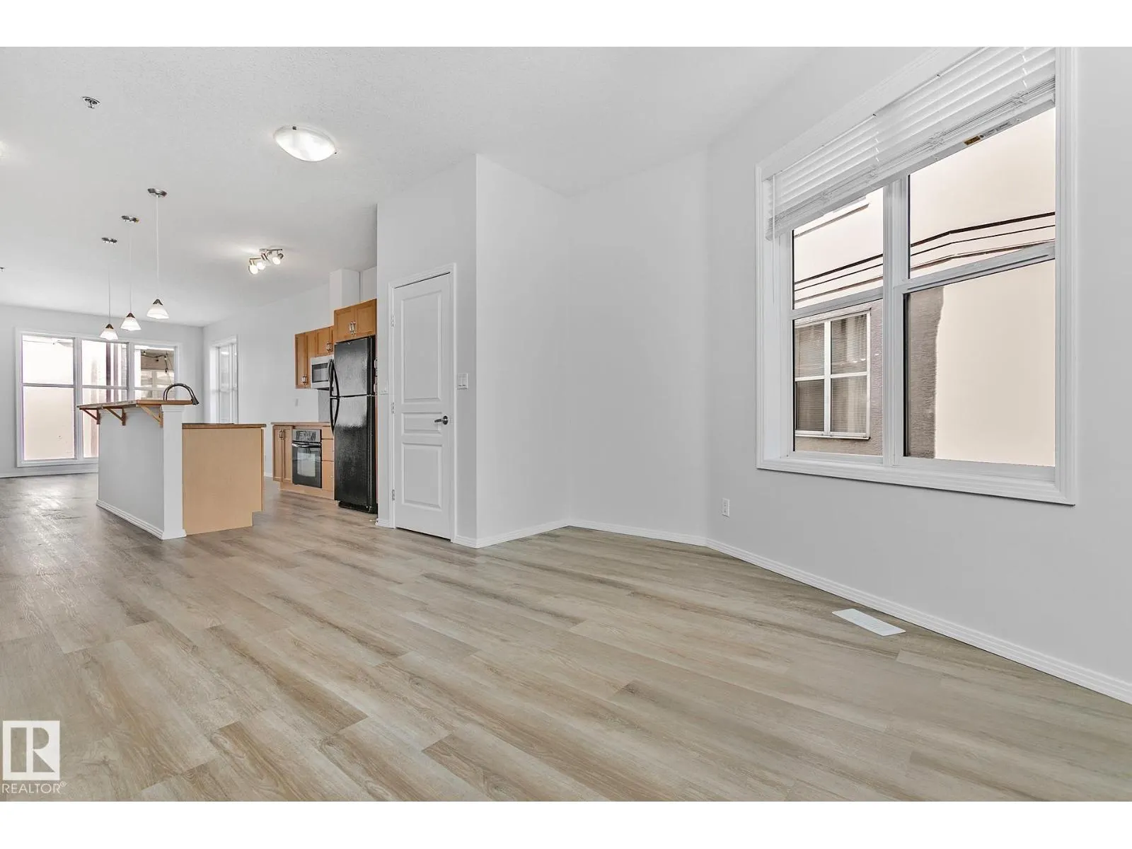 #352 4827 104A ST NW