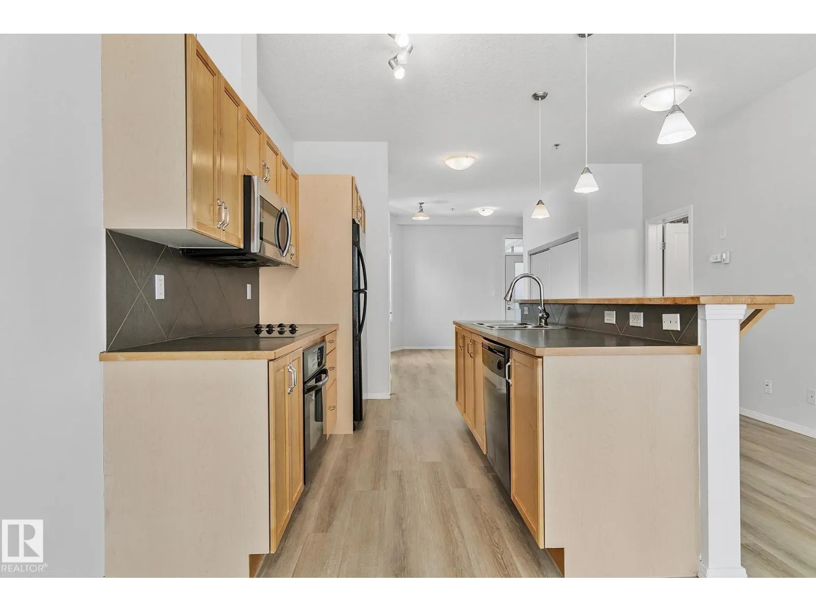 #352 4827 104A ST NW