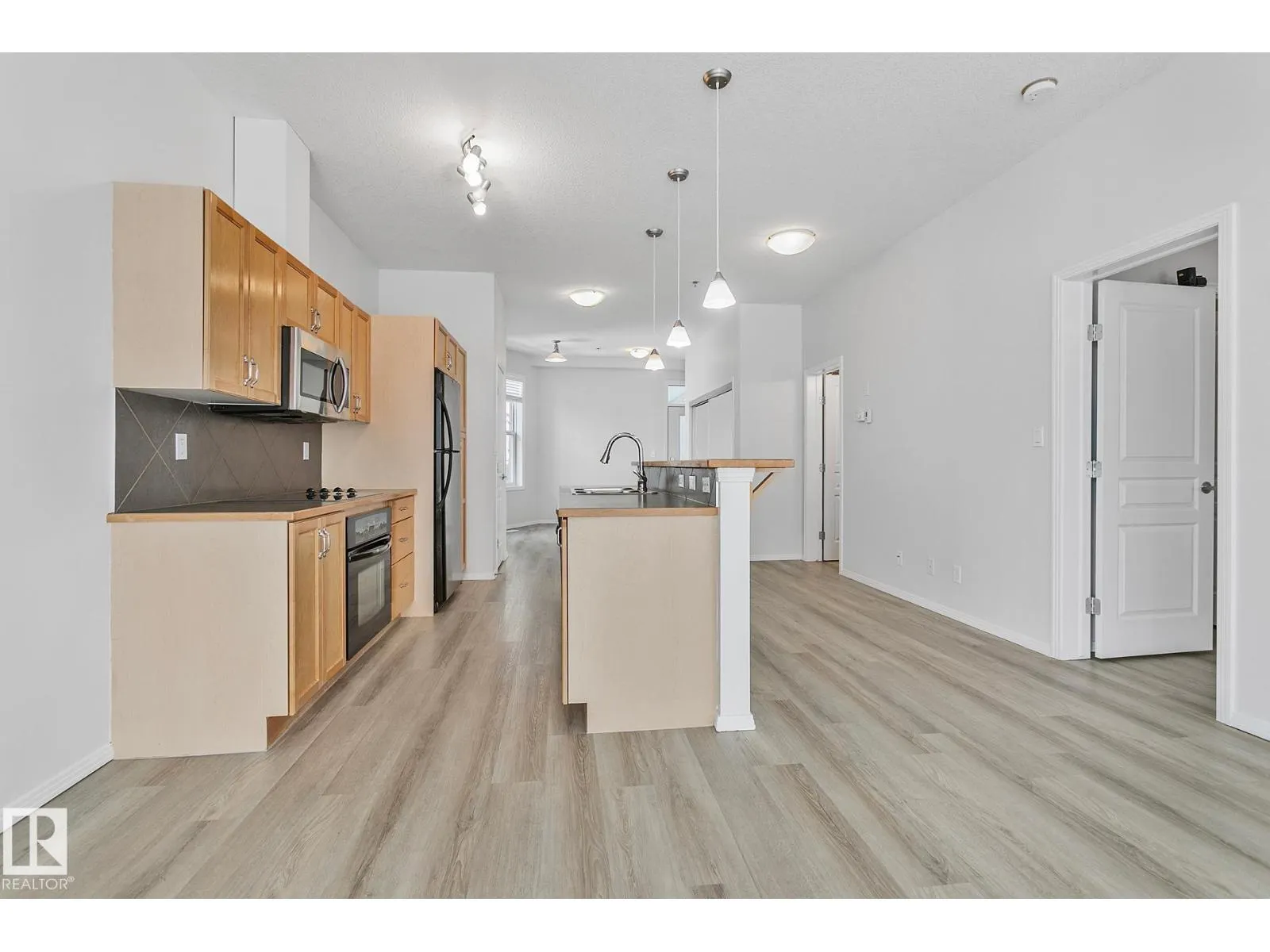 #352 4827 104A ST NW