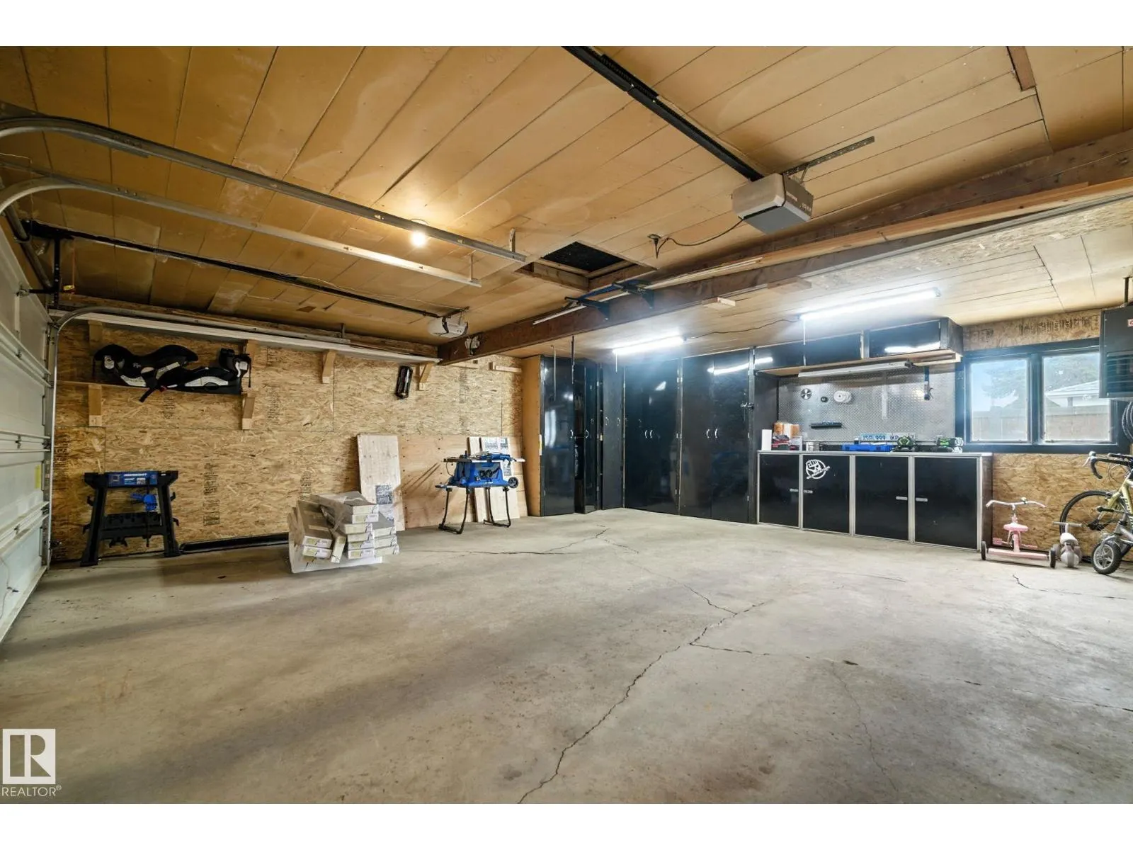 6203 93 AV NW