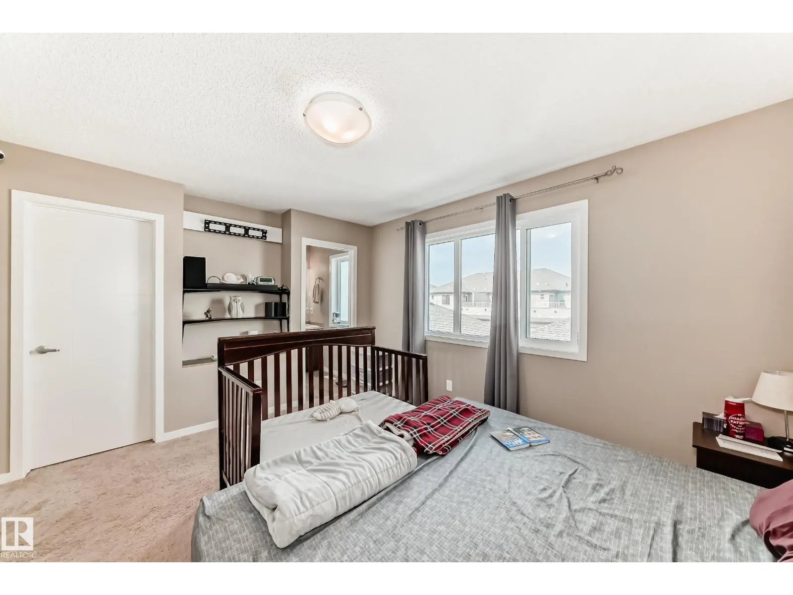 1426 26 AV NW