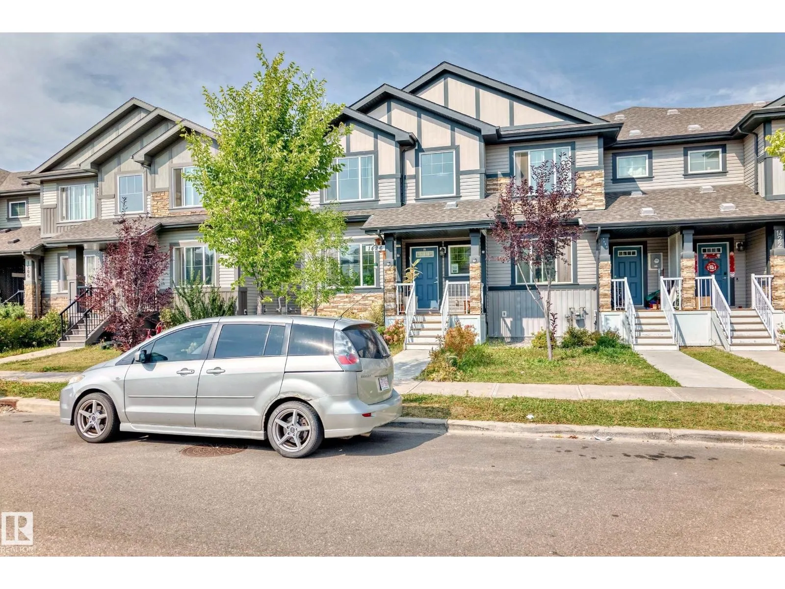 1426 26 AV NW