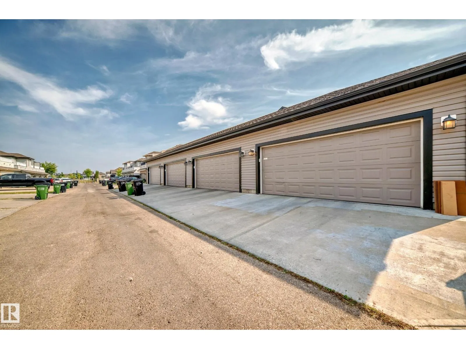 1426 26 AV NW
