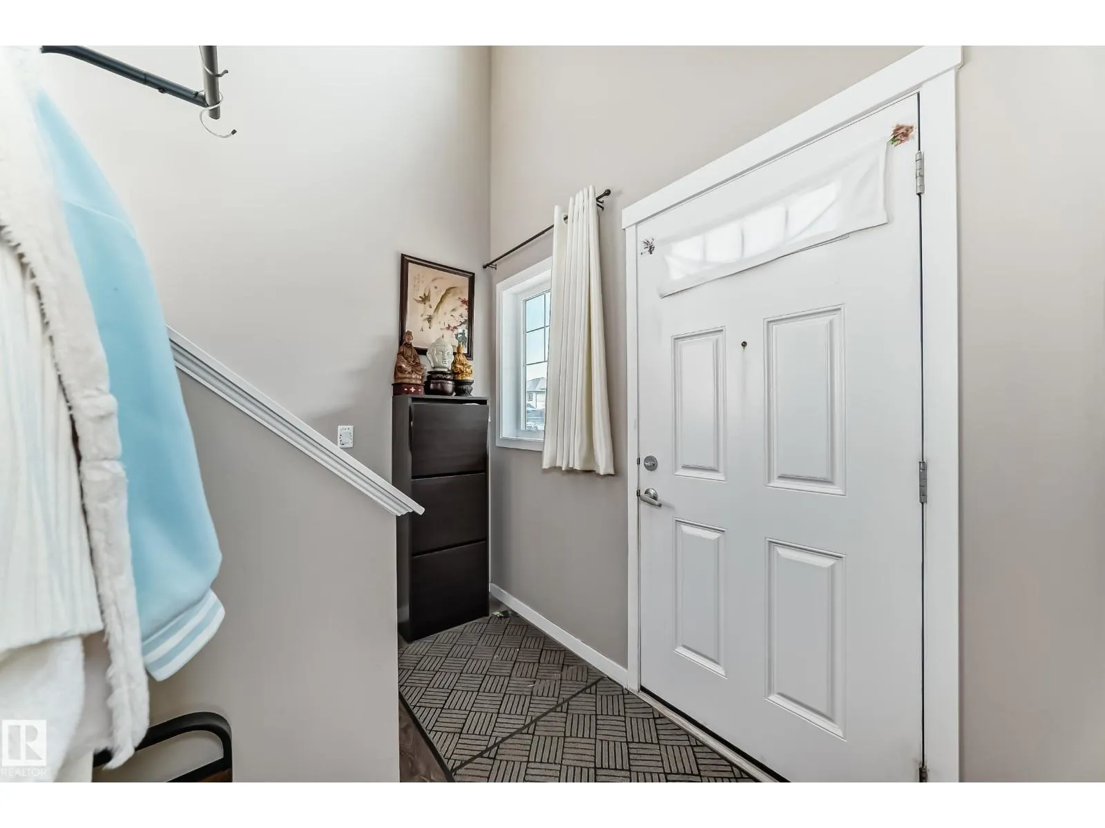1426 26 AV NW