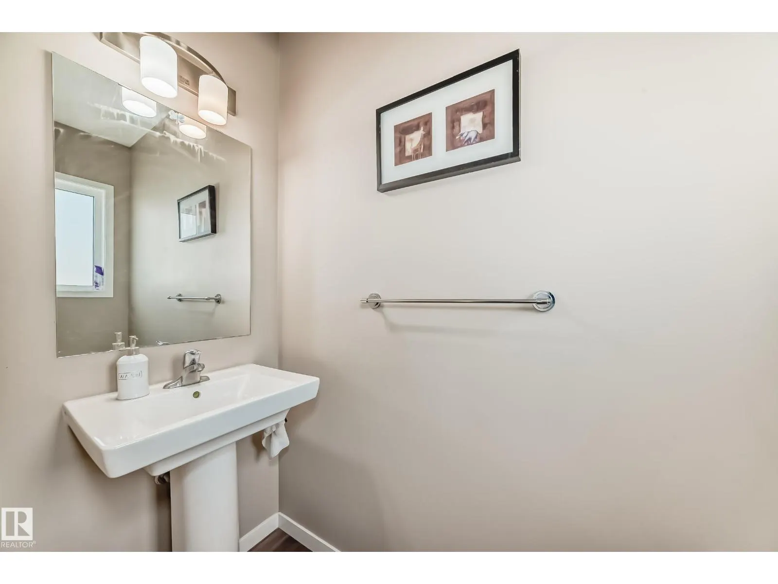 1426 26 AV NW