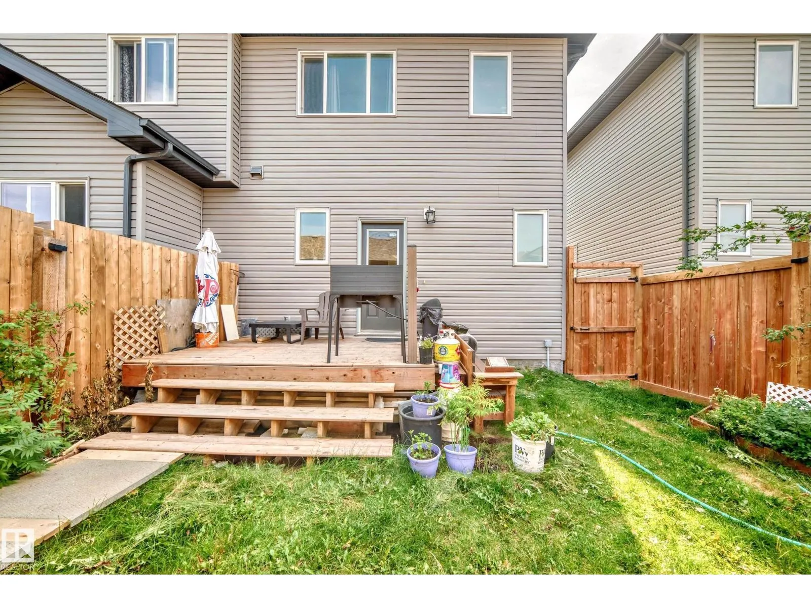 1426 26 AV NW