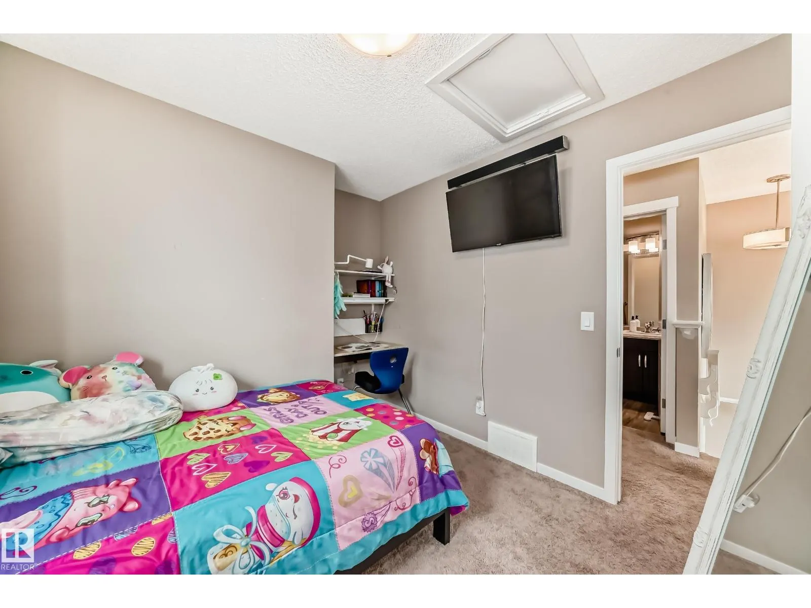 1426 26 AV NW