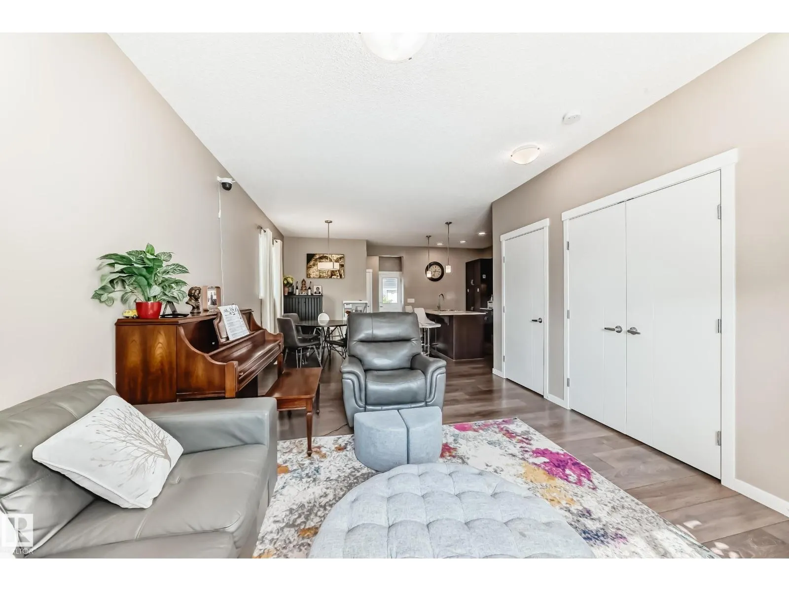 1426 26 AV NW