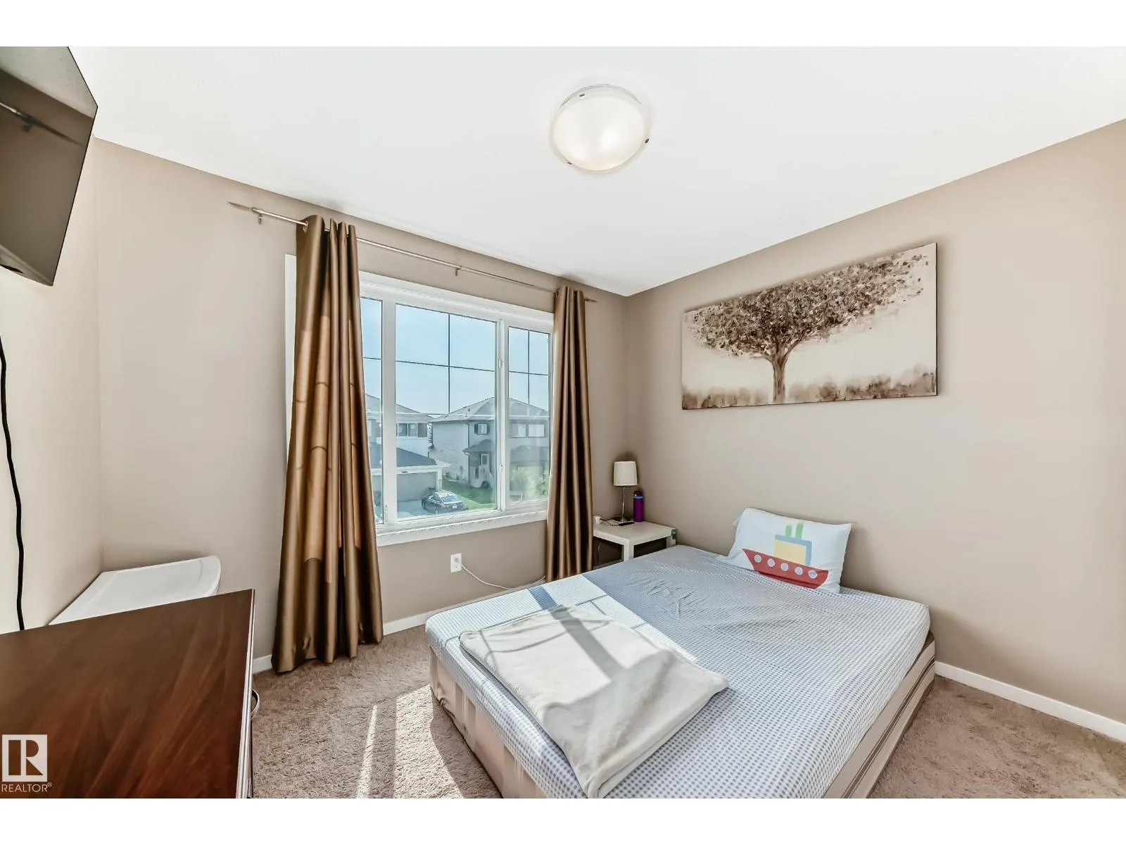 1426 26 AV NW
