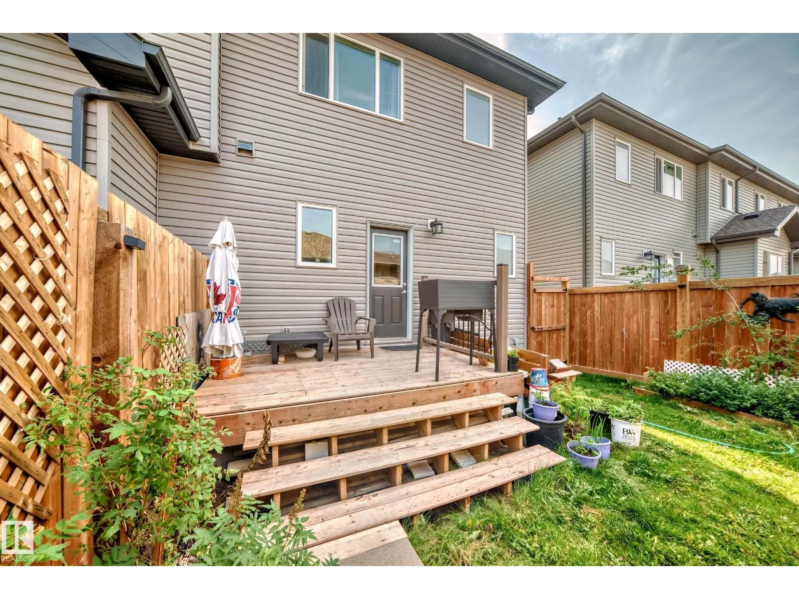 1426 26 AV NW