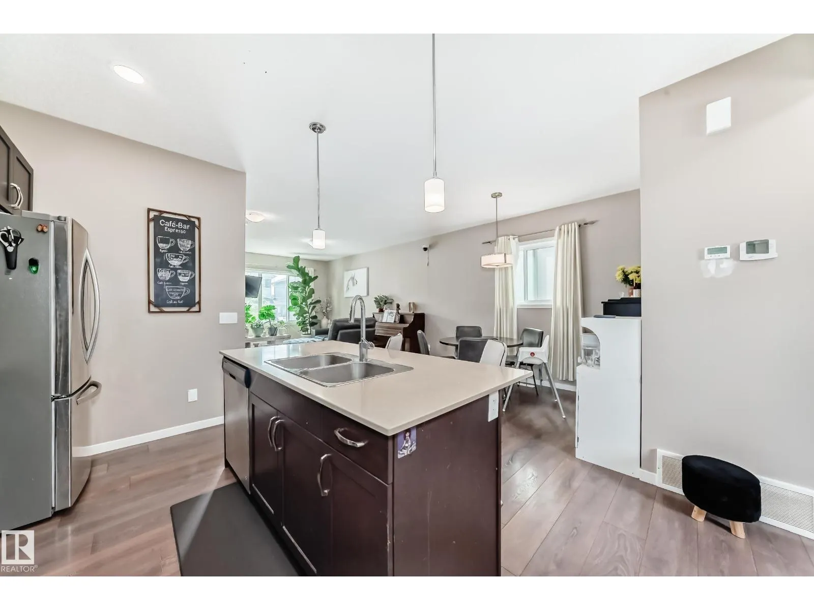 1426 26 AV NW