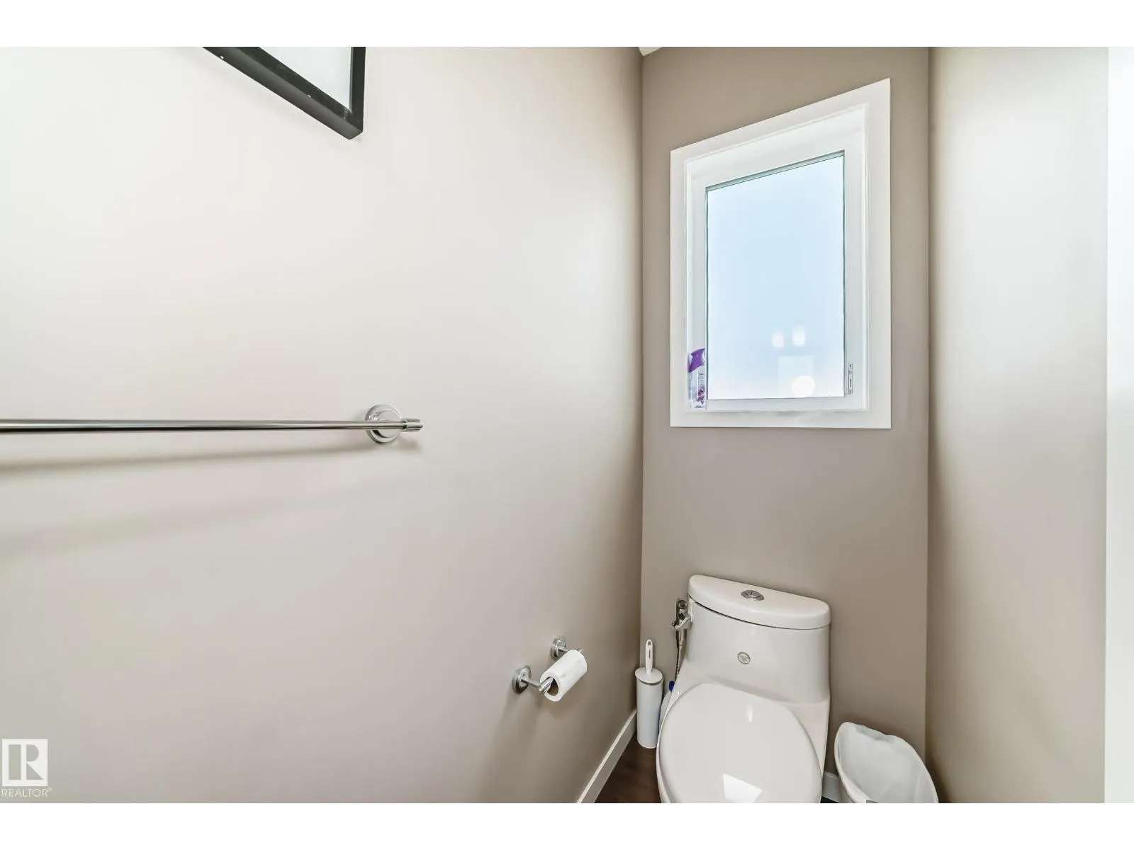 1426 26 AV NW
