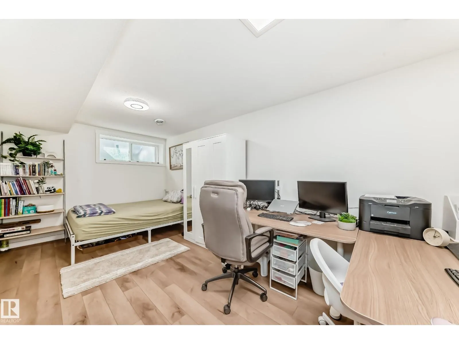 1426 26 AV NW