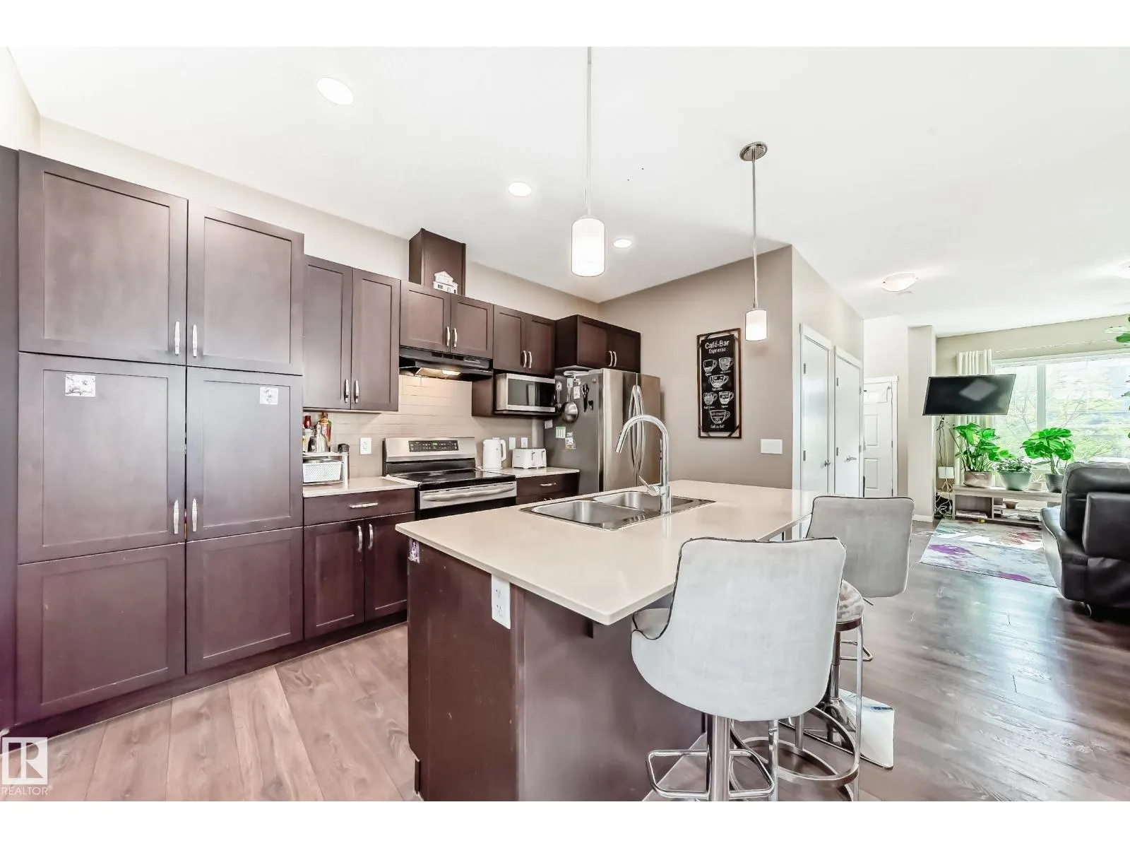 1426 26 AV NW