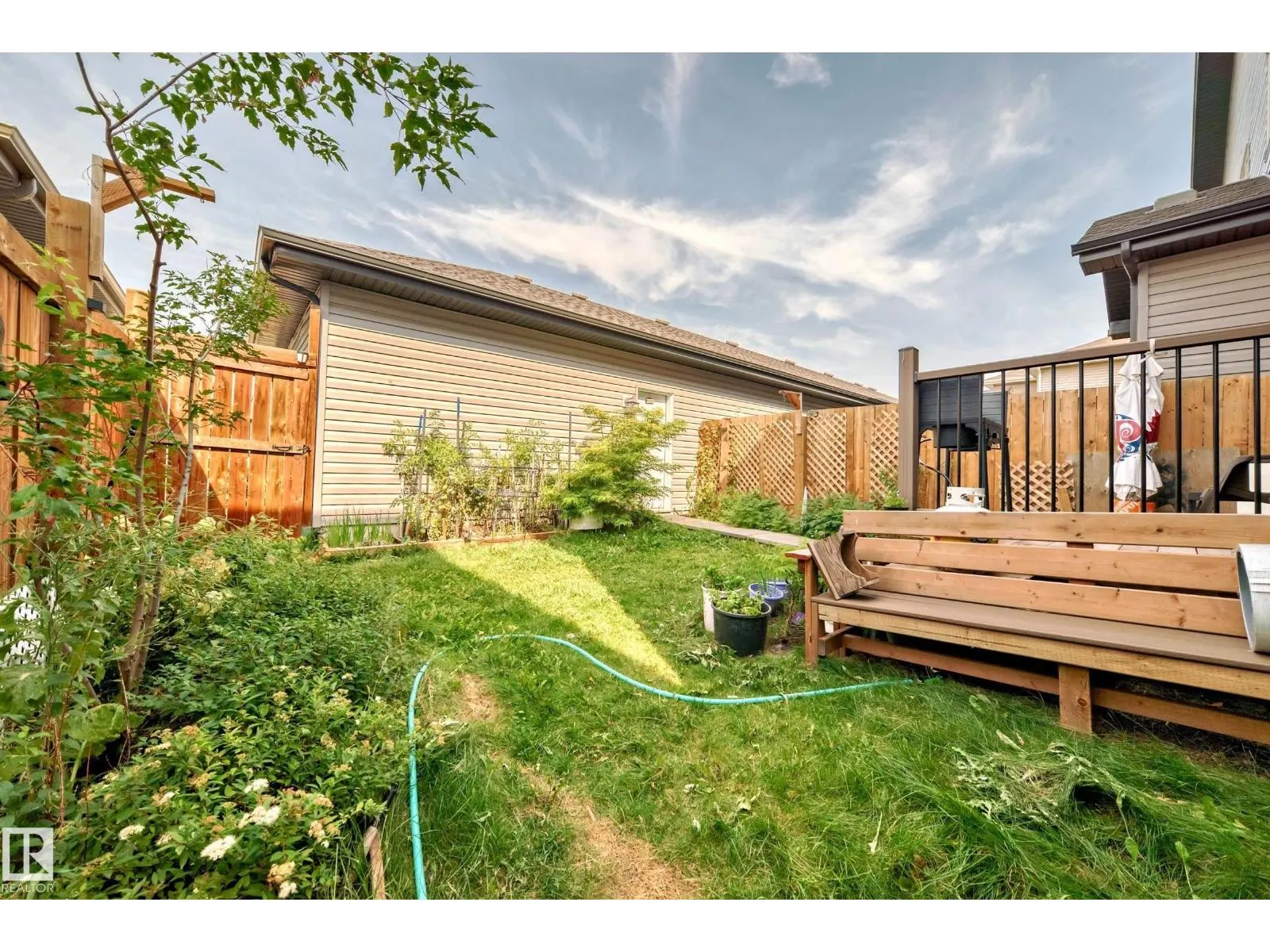 1426 26 AV NW