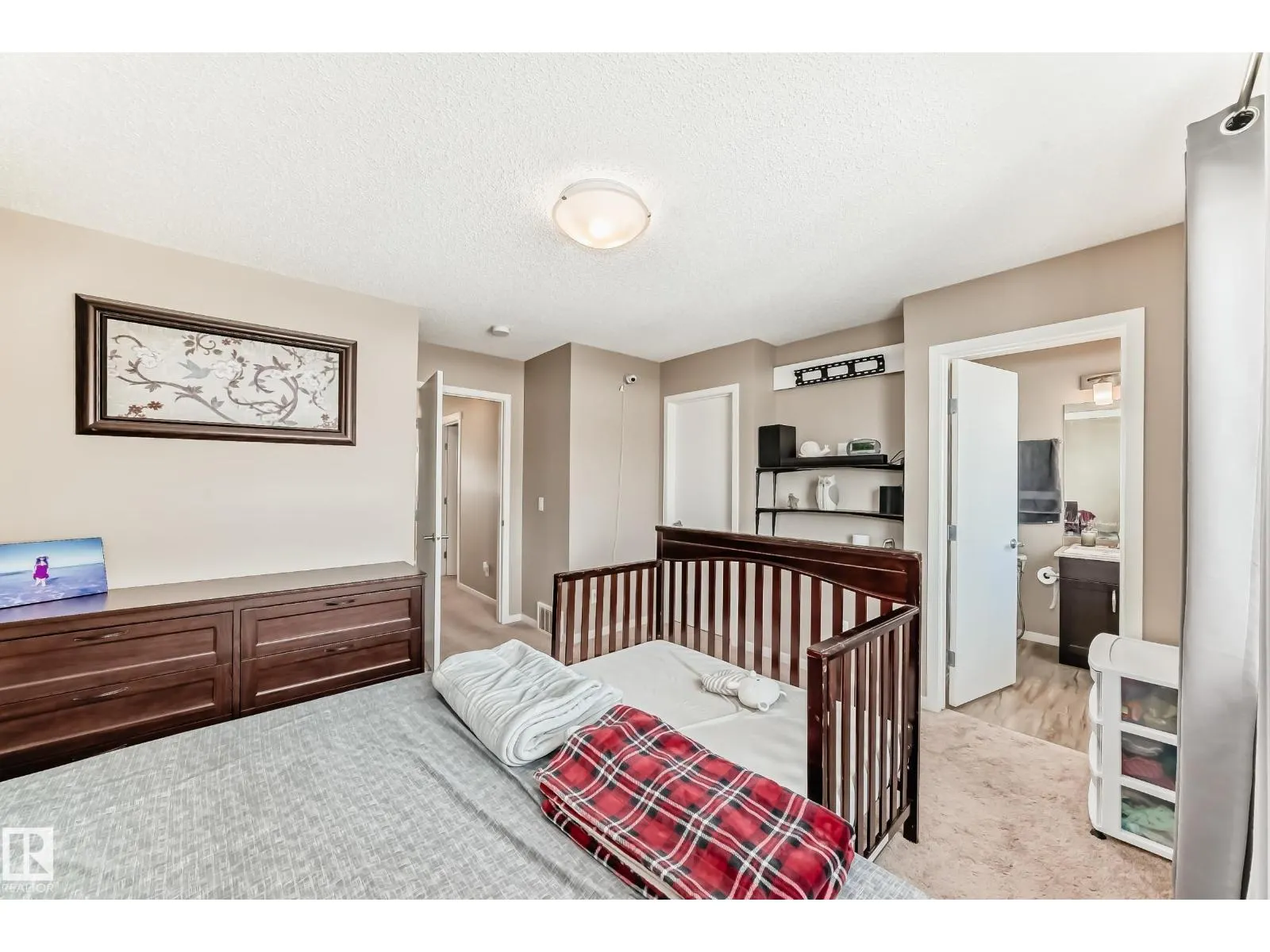 1426 26 AV NW