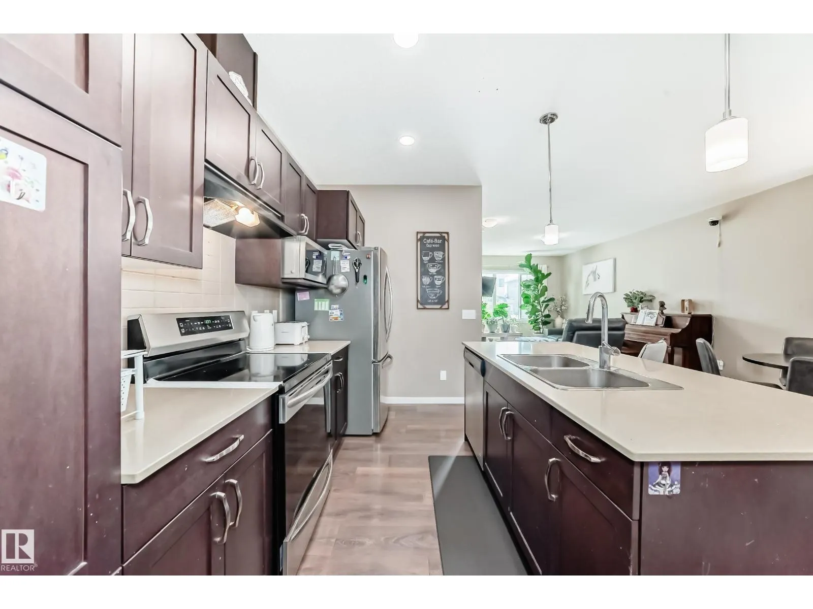 1426 26 AV NW