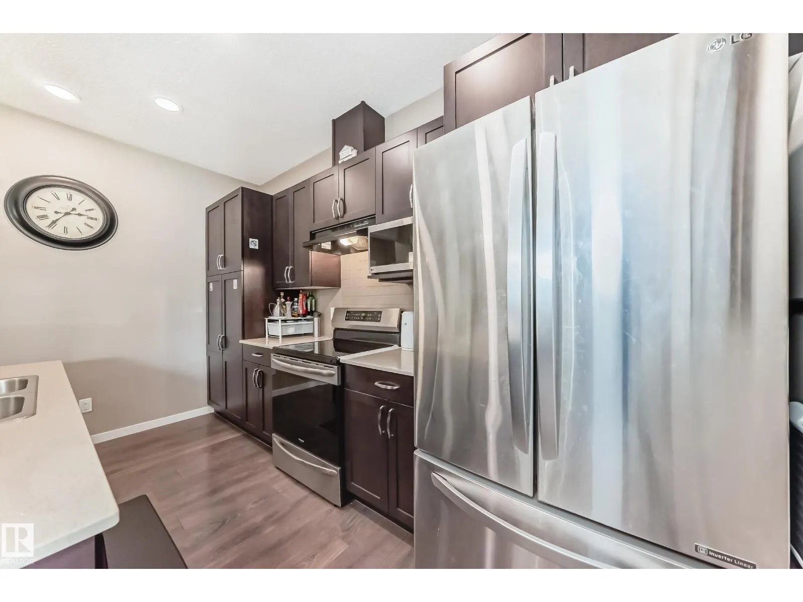 1426 26 AV NW