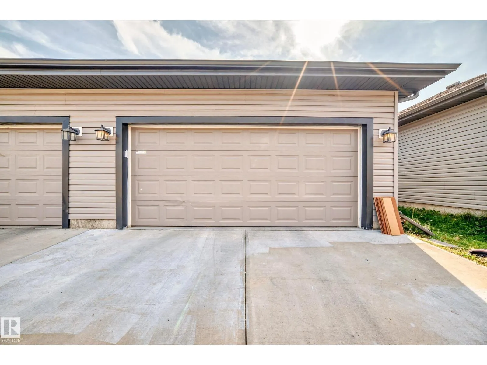 1426 26 AV NW