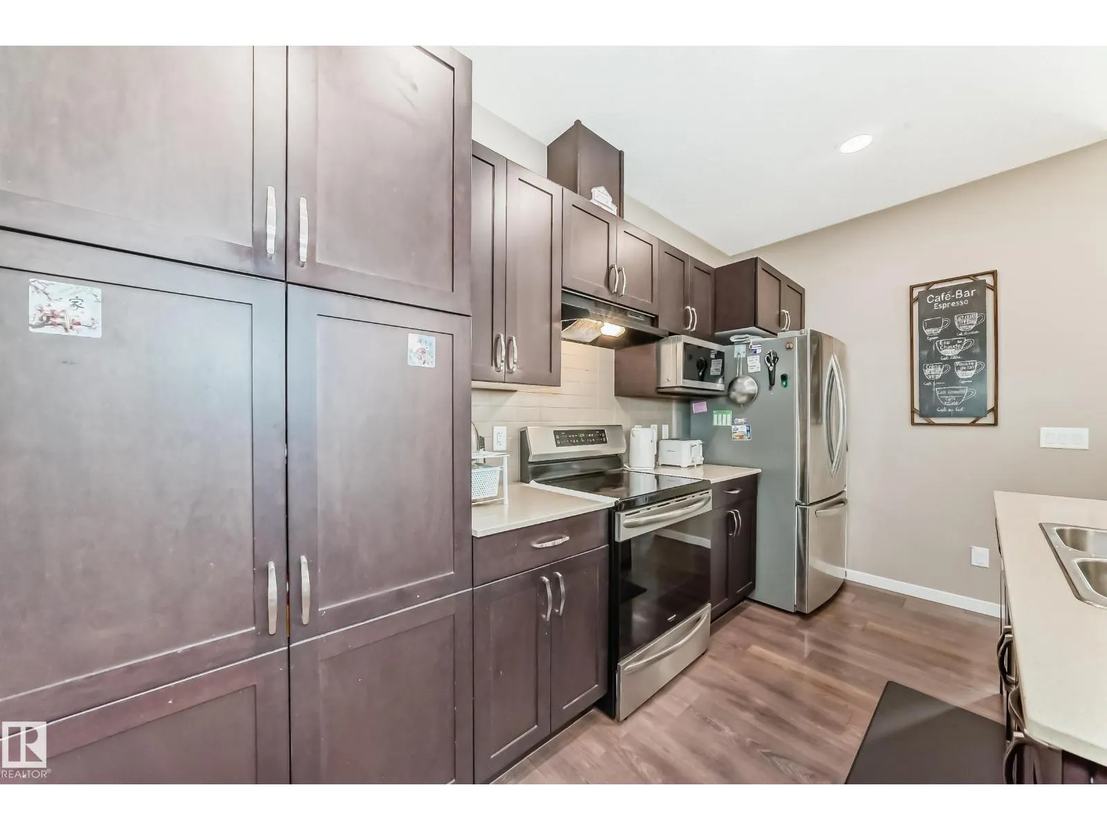 1426 26 AV NW