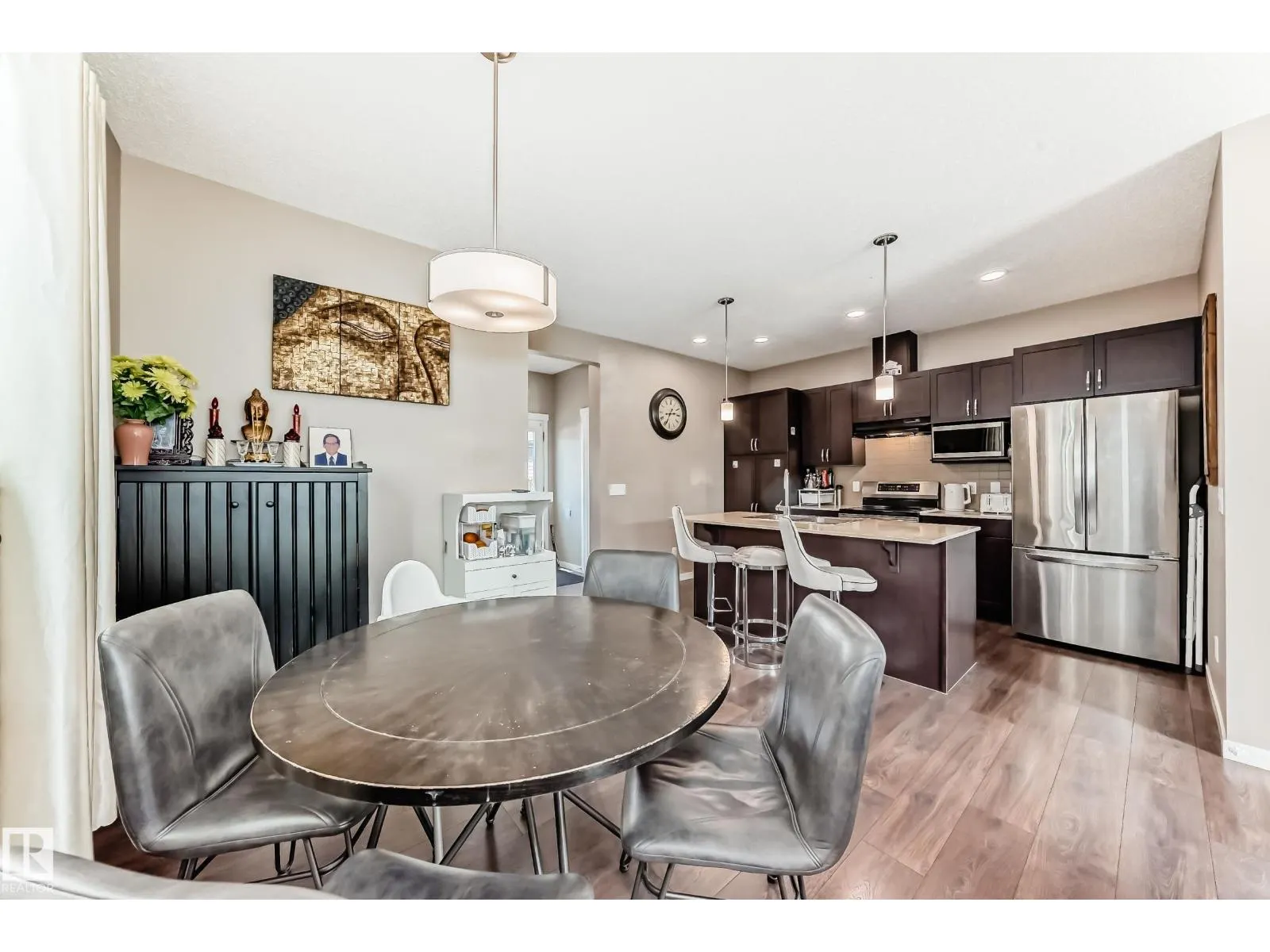 1426 26 AV NW