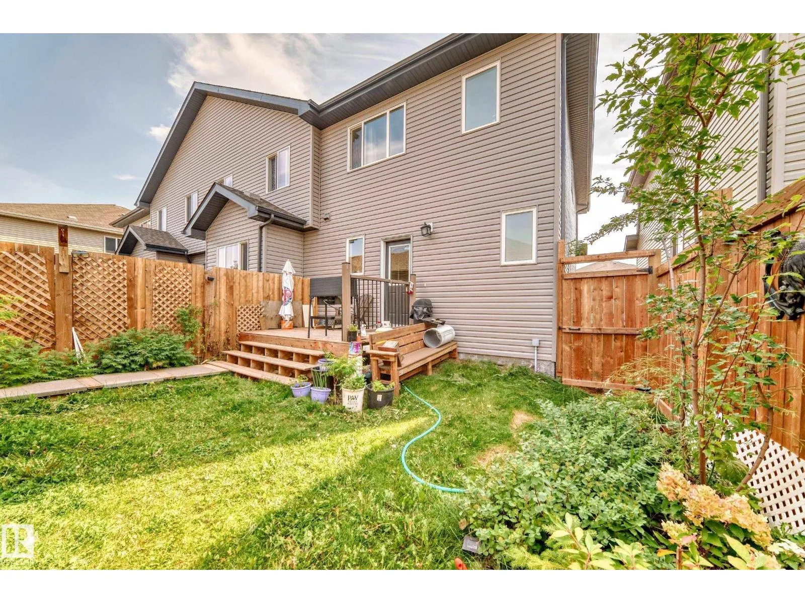 1426 26 AV NW