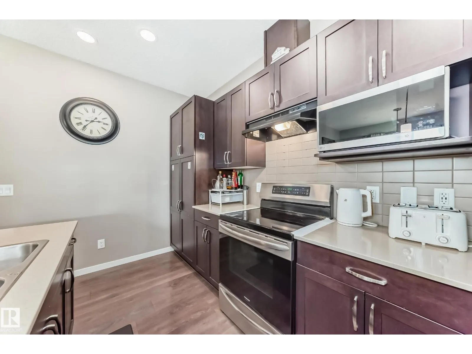 1426 26 AV NW