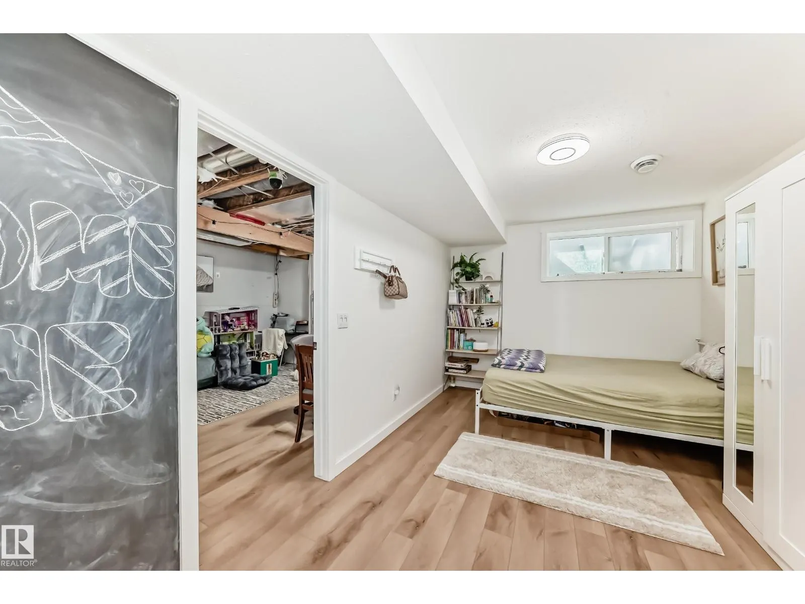 1426 26 AV NW