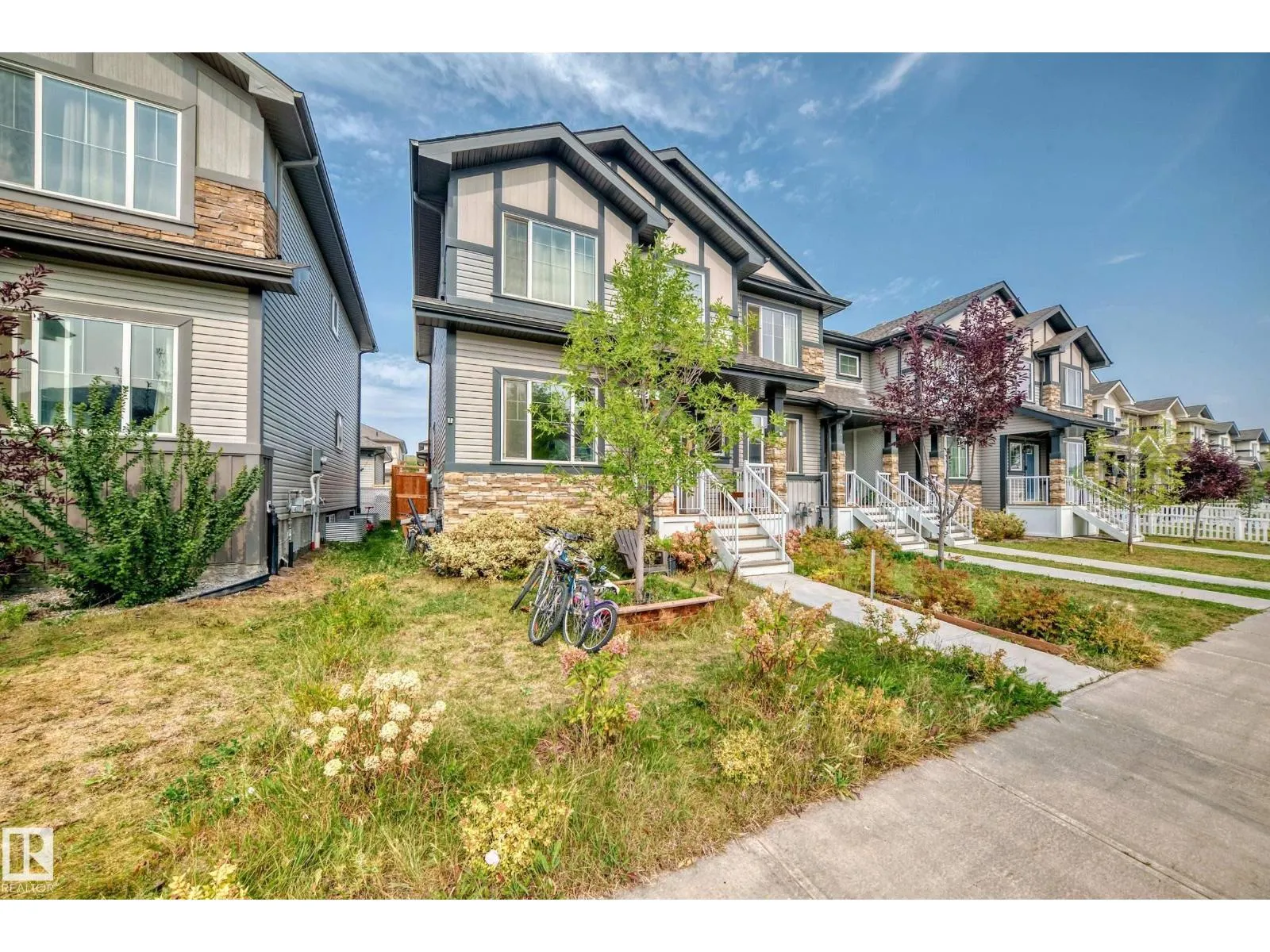 1426 26 AV NW