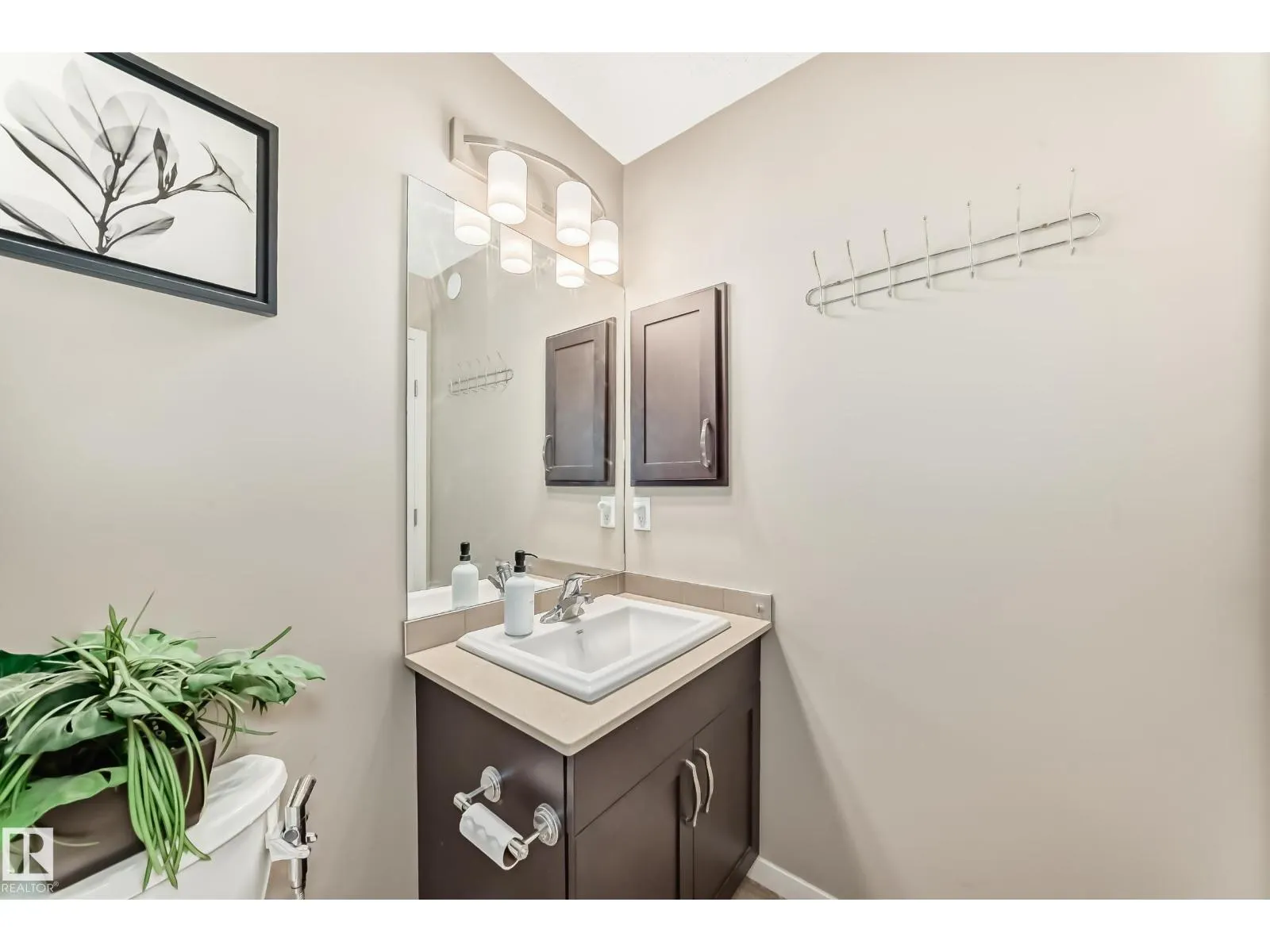 1426 26 AV NW