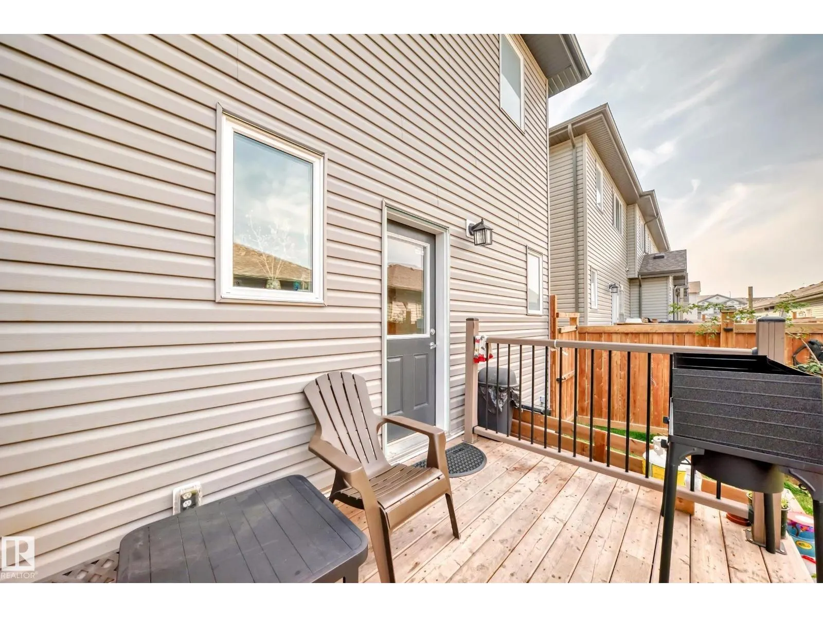 1426 26 AV NW